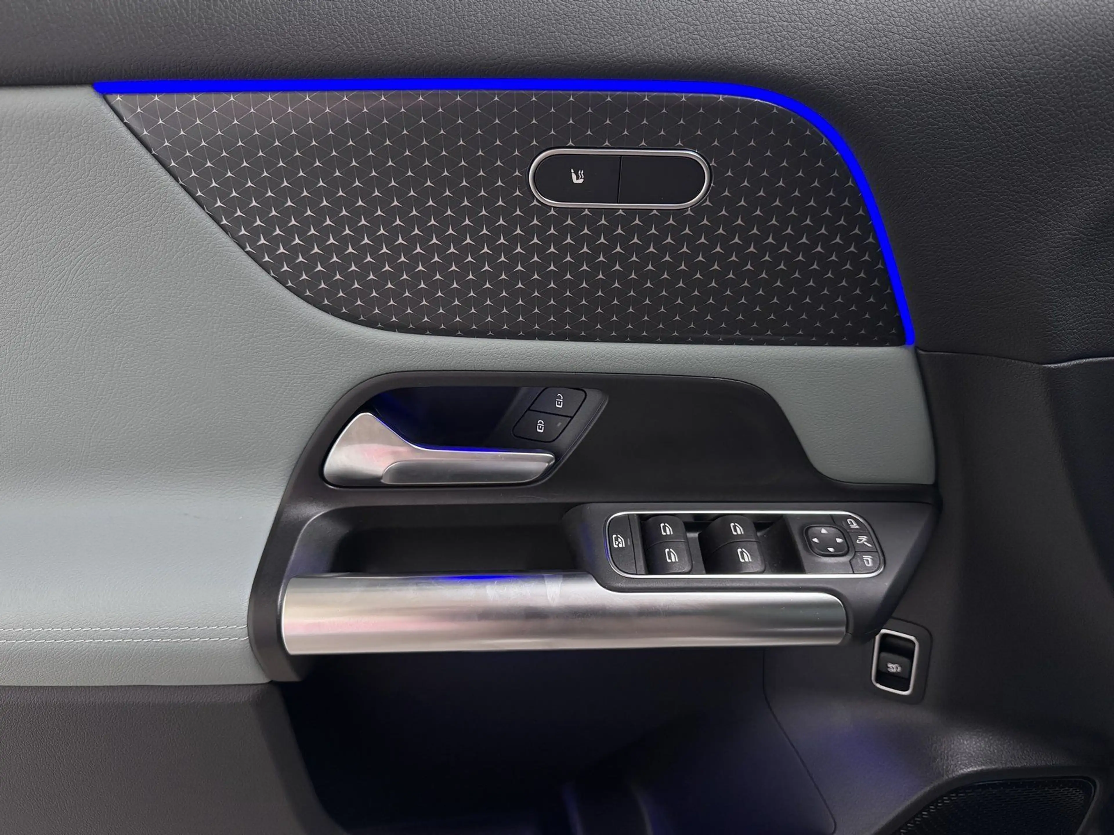Mercedes-Benz EQA 300 4M AMG+NIGHT+DIST+AHK+KEY+360°+TOTWINKEL — photo 14