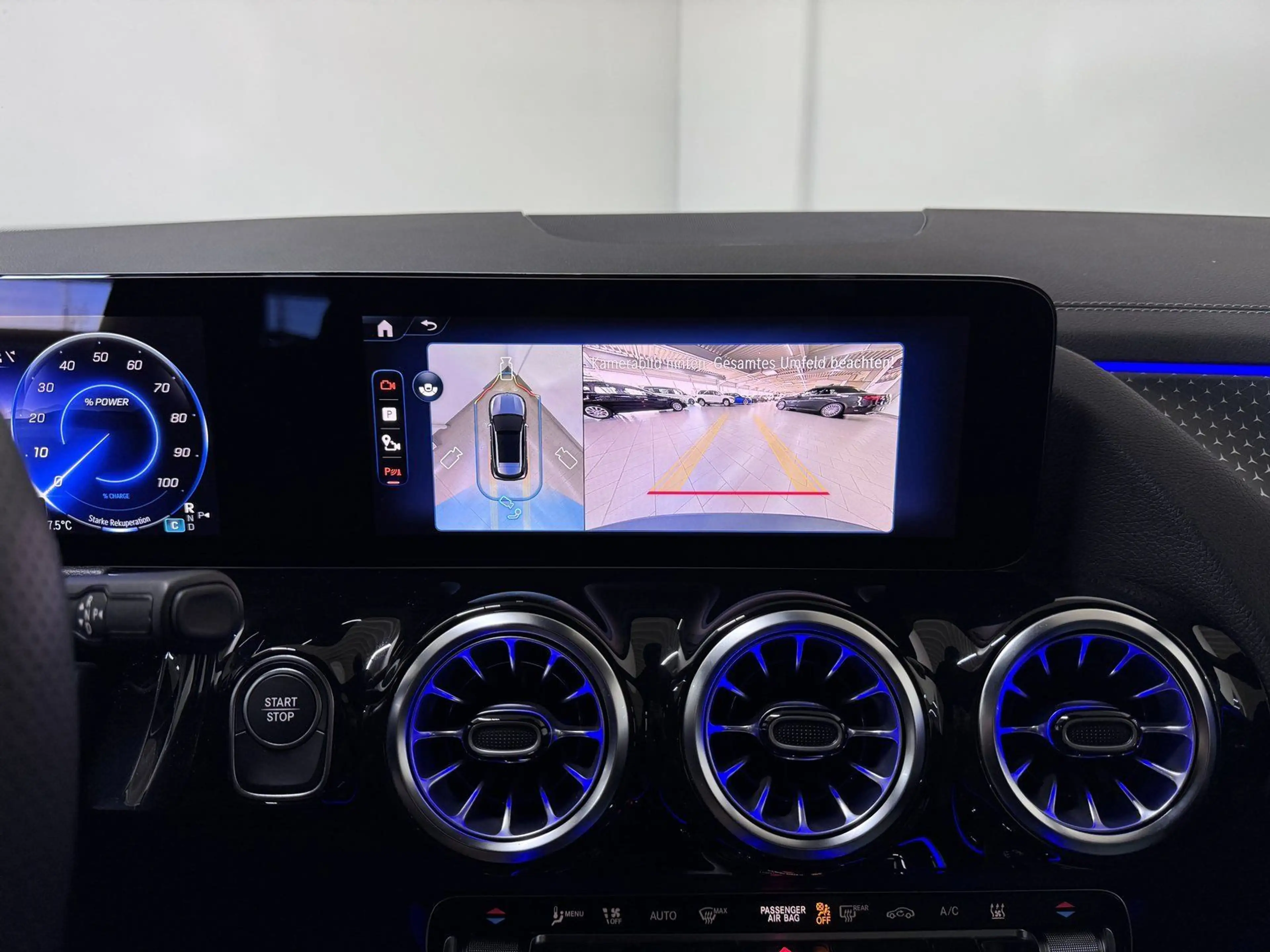 Mercedes-Benz EQA 300 4M AMG+NIGHT+DIST+AHK+KEY+360°+TOTWINKEL — photo 11