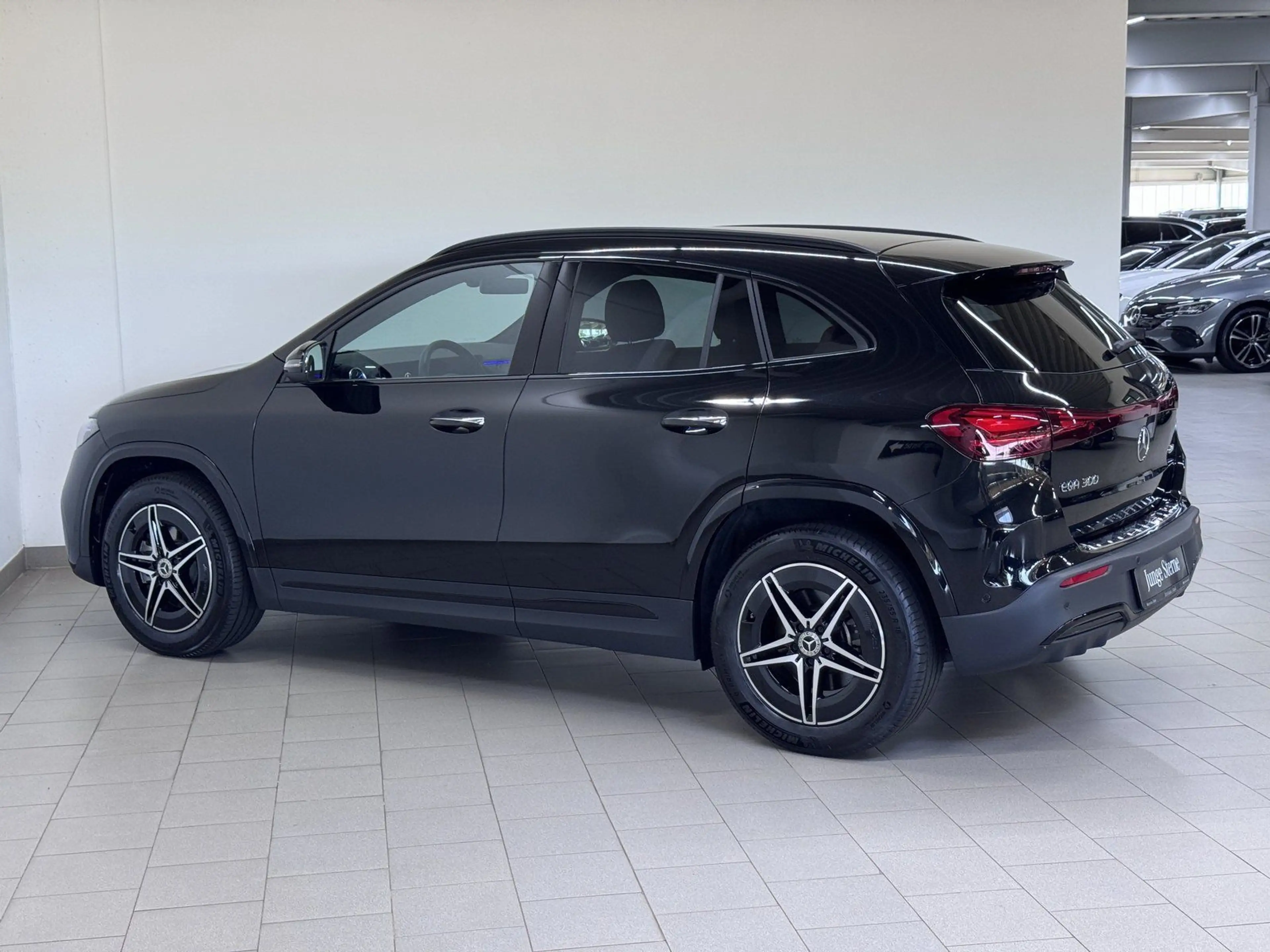 Mercedes-Benz EQA 300 4M AMG+NIGHT+DIST+AHK+KEY+360°+TOTWINKEL — photo 3