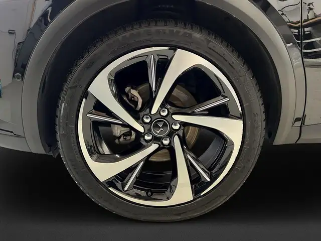 DS Automobiles DS 7 view 8