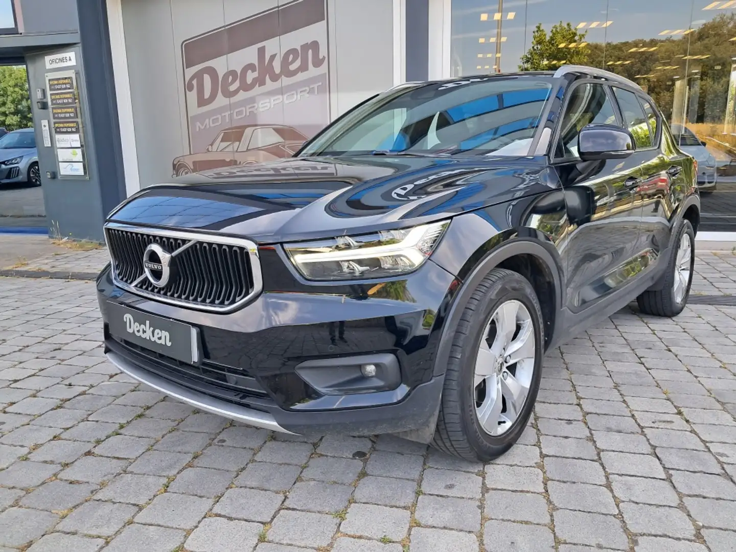 Volvo XC40 D3 Momentum Core Aut. Negro - 2