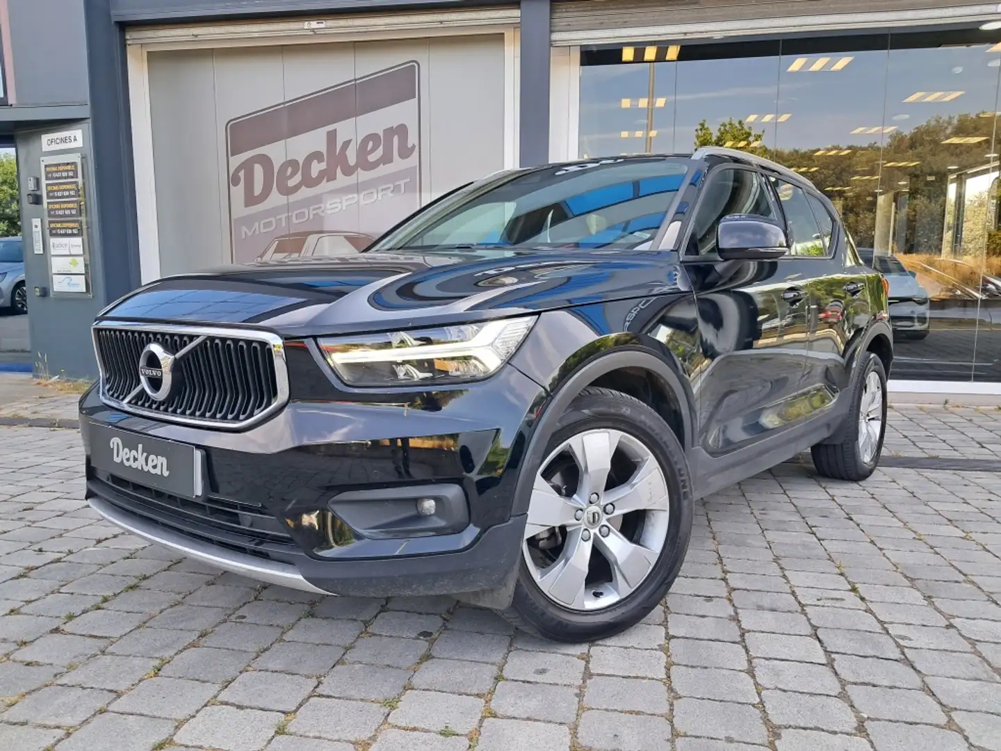 Volvo XC40 D3 Momentum Core Aut. Negro - 1