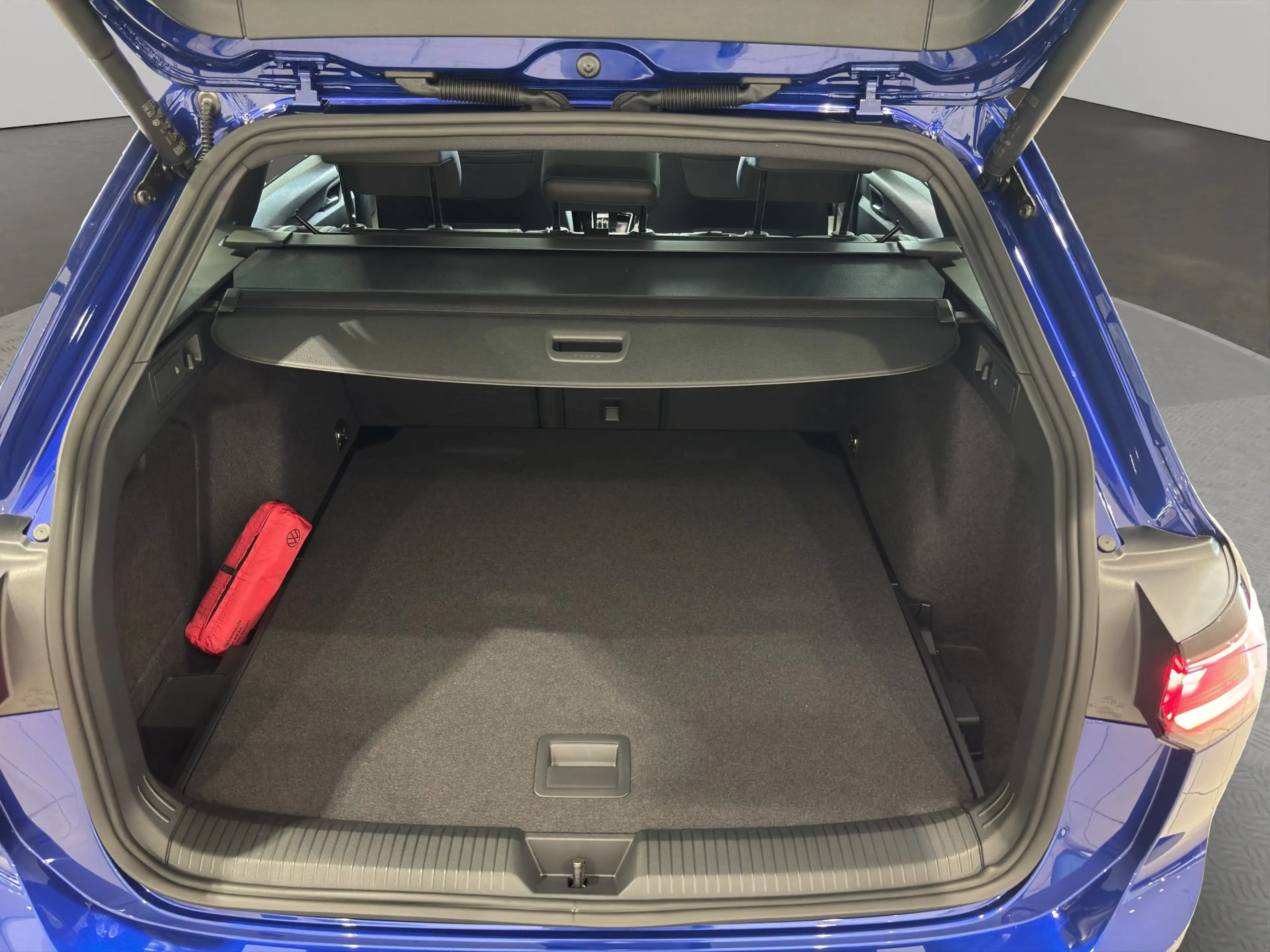 Volkswagen Golf Variant Golf VIII Variant R (AHK/BlackStyle/LED) 2.0 l TSI — photo 8