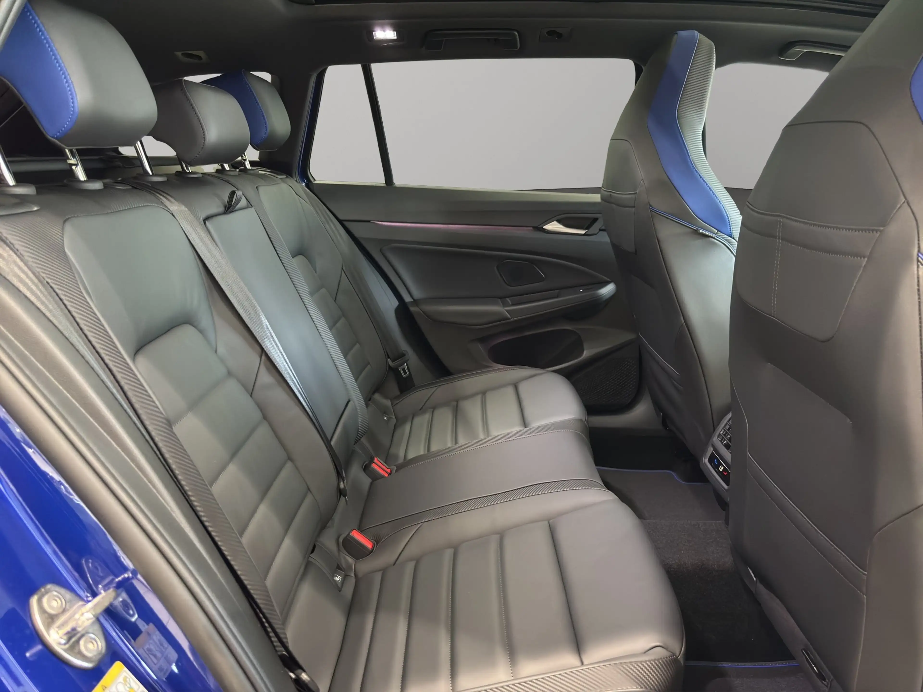 Volkswagen Golf Variant Golf VIII Variant R (AHK/BlackStyle/LED) 2.0 l TSI — photo 7
