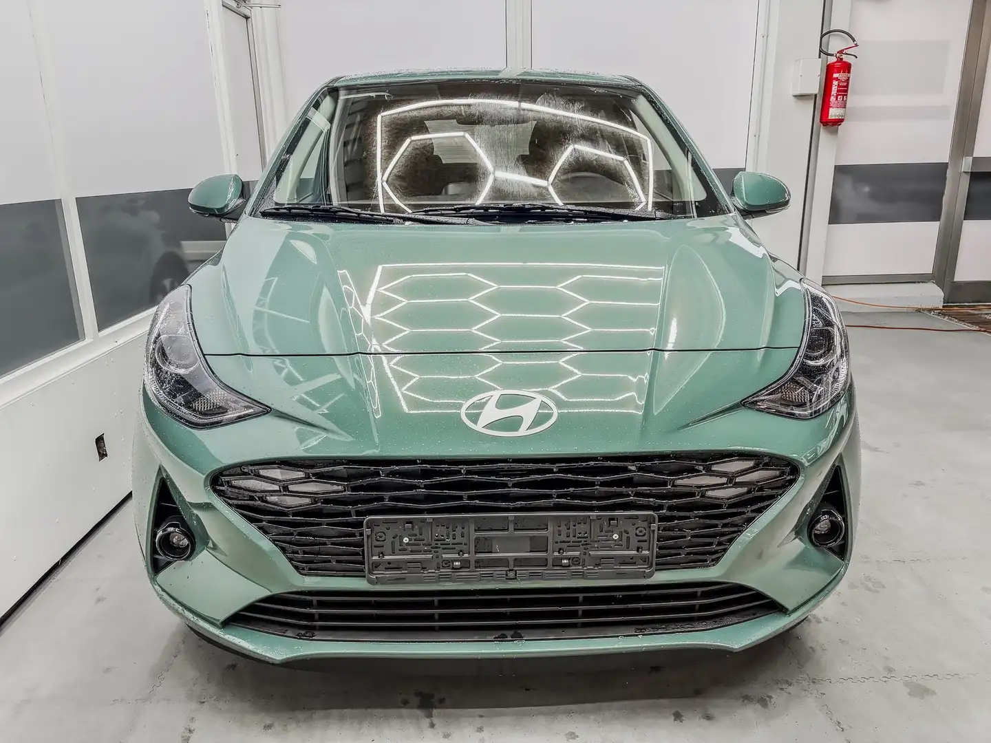 Hyundai i10 PREMIUM AUT SHZ KLIMAAUTOMATIK AMBIENTE ALU RFK... Grau - 2