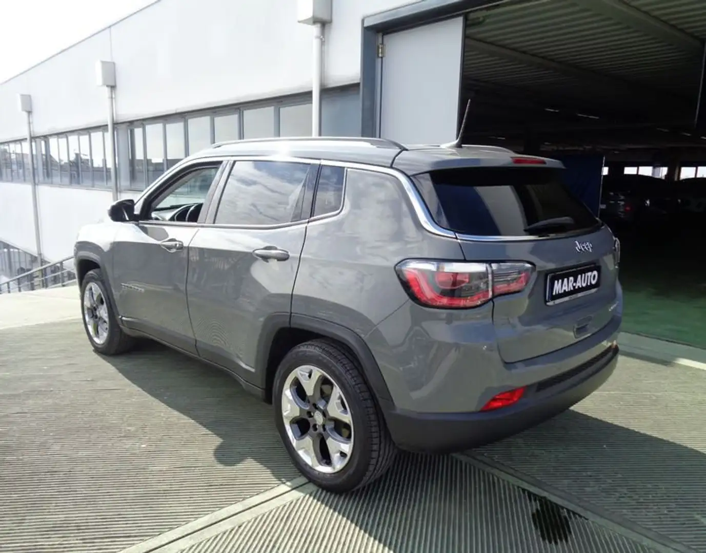 Jeep Compass 1.4 MultiAir 2WD Limited Grijs - 2