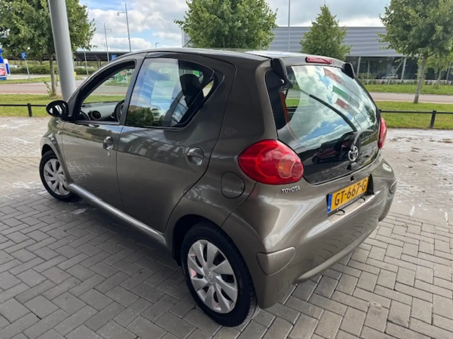 Toyota Aygo 1.0 VVT-i ASPIRATION 5-DRS. + AIRCO ! Bruin - 2