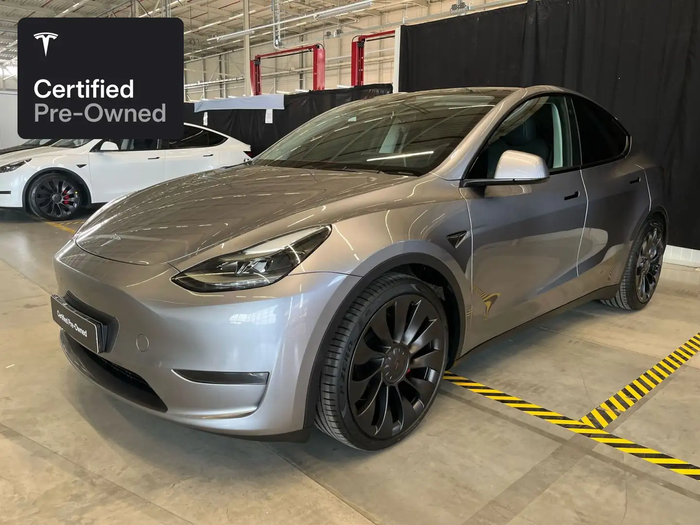 Tesla Model Y Performance “Certified Pre-Owned” Zilver - 1