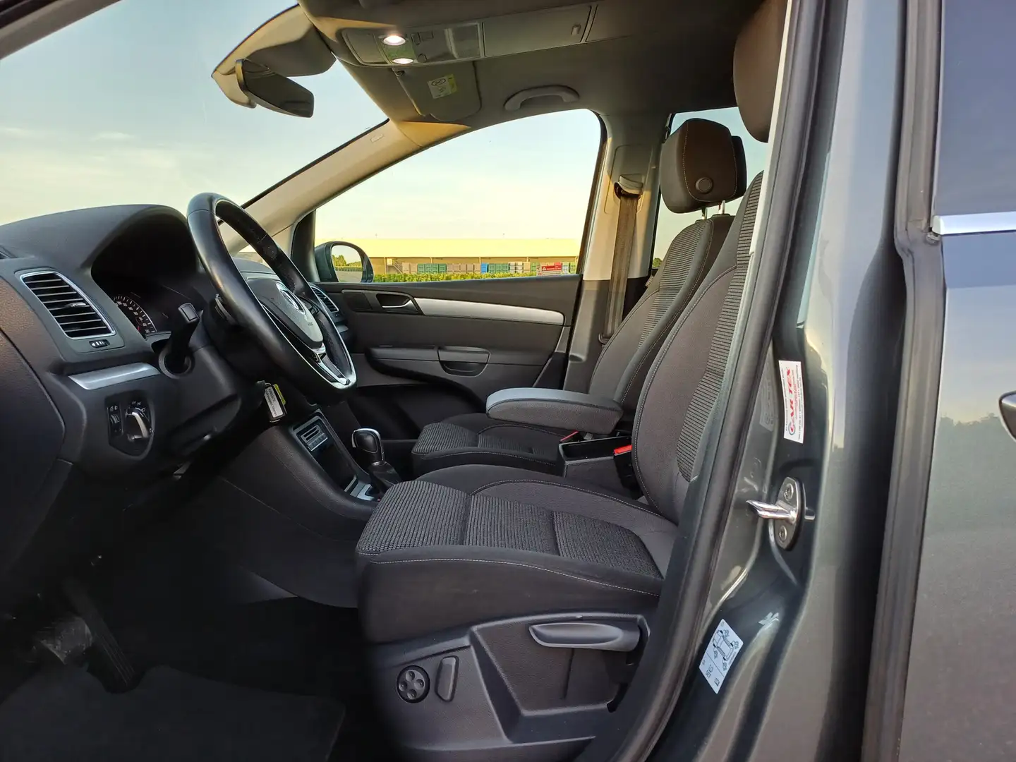 Volkswagen Sharan 1.4 TSI Exclusive Series 7-Pers. /Navi/Parkh./Clim Šedá - 2