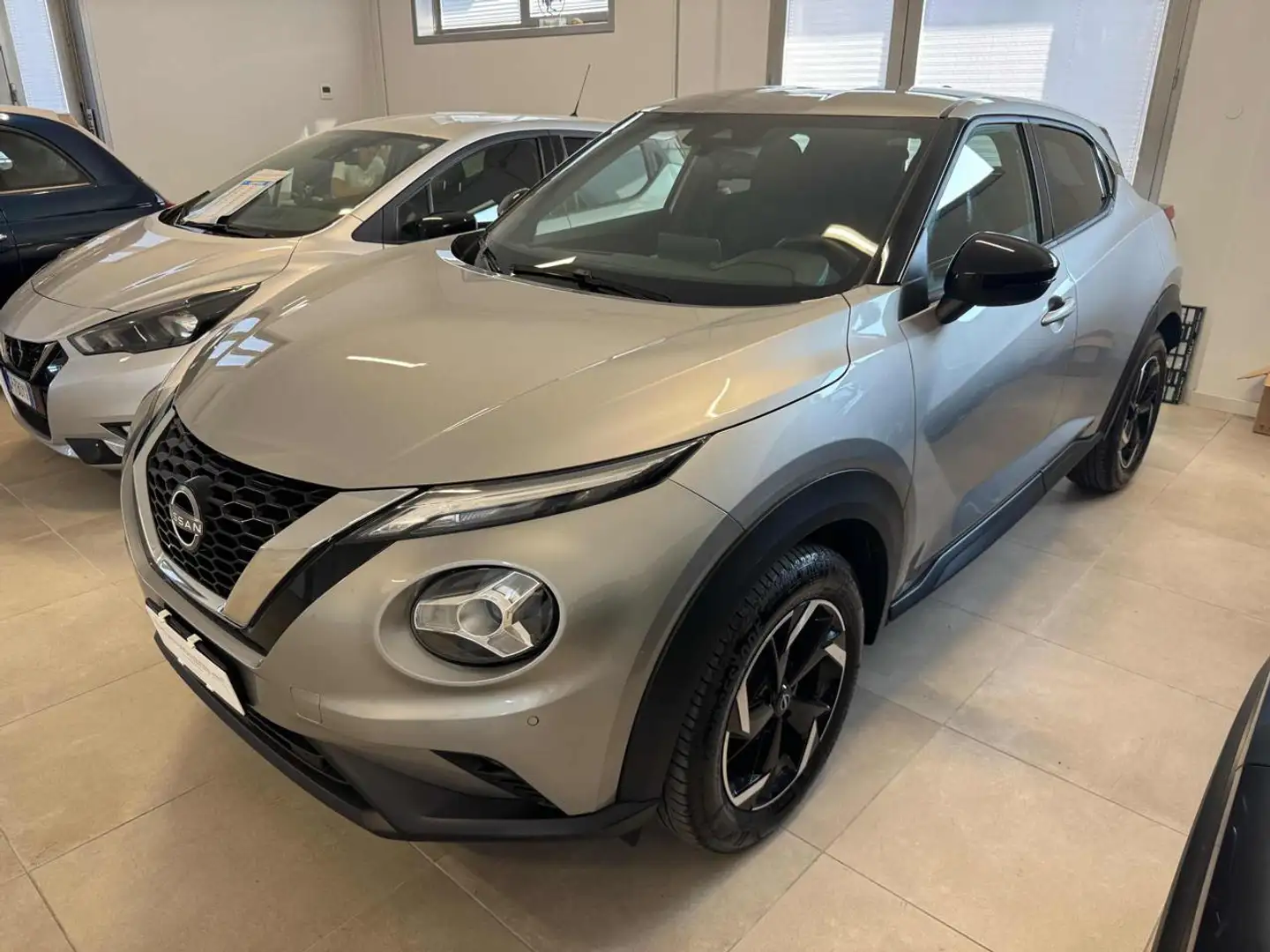 Nissan Juke 1.0 DIG-T 114 CV N-Connecta Grau - 1