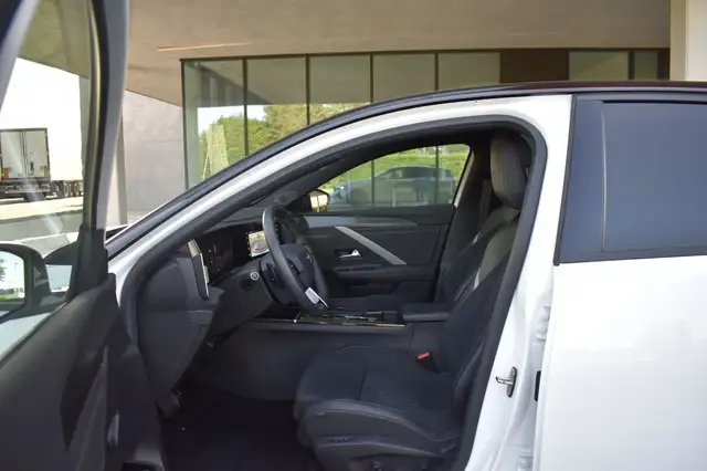 Opel Astra view 12