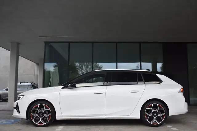 Opel Astra view 4