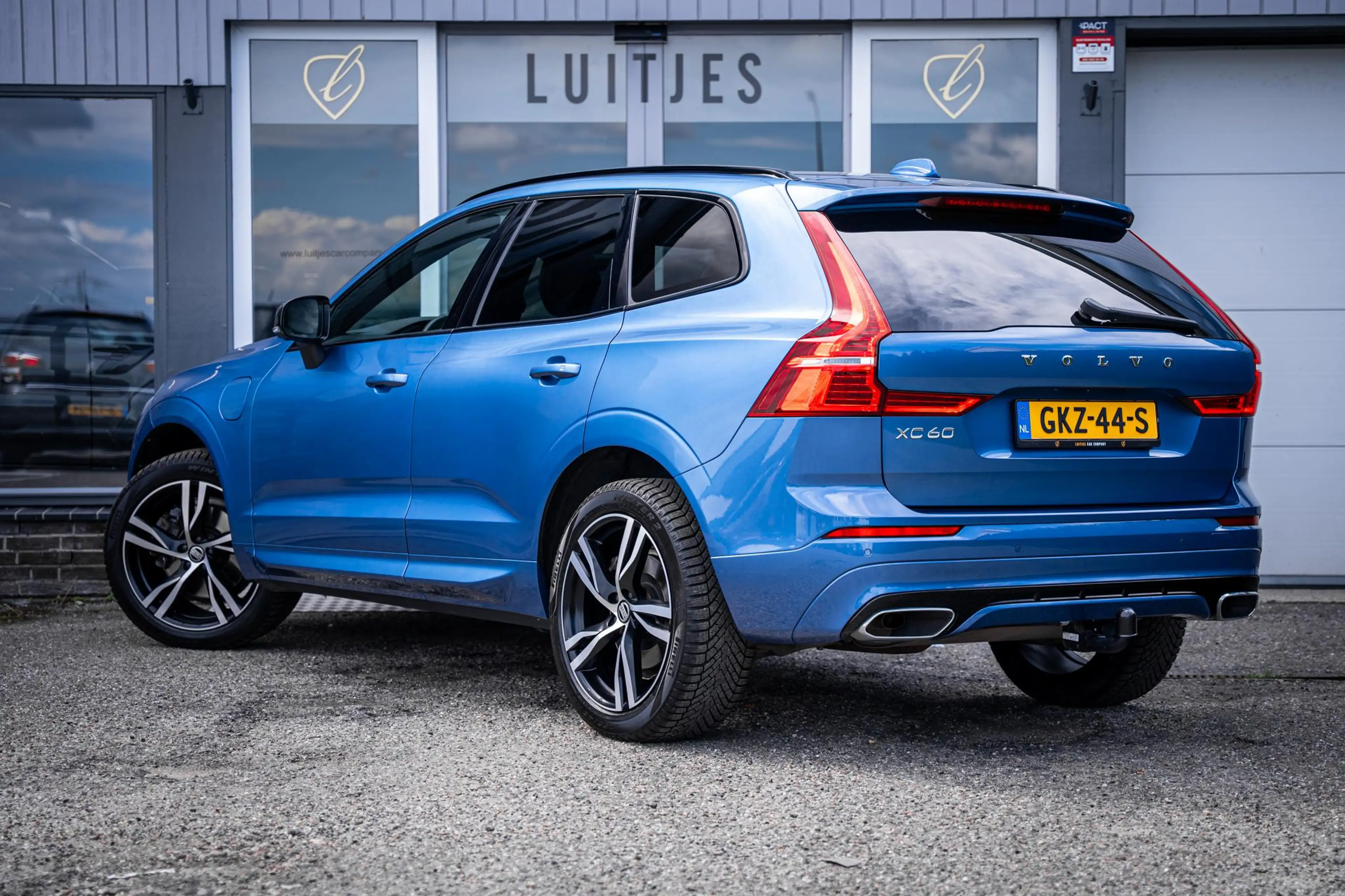 Volvo XC60 2.0 T6 AWD Recharge R-Design |Pano|360°|H&K|Memory — photo 15