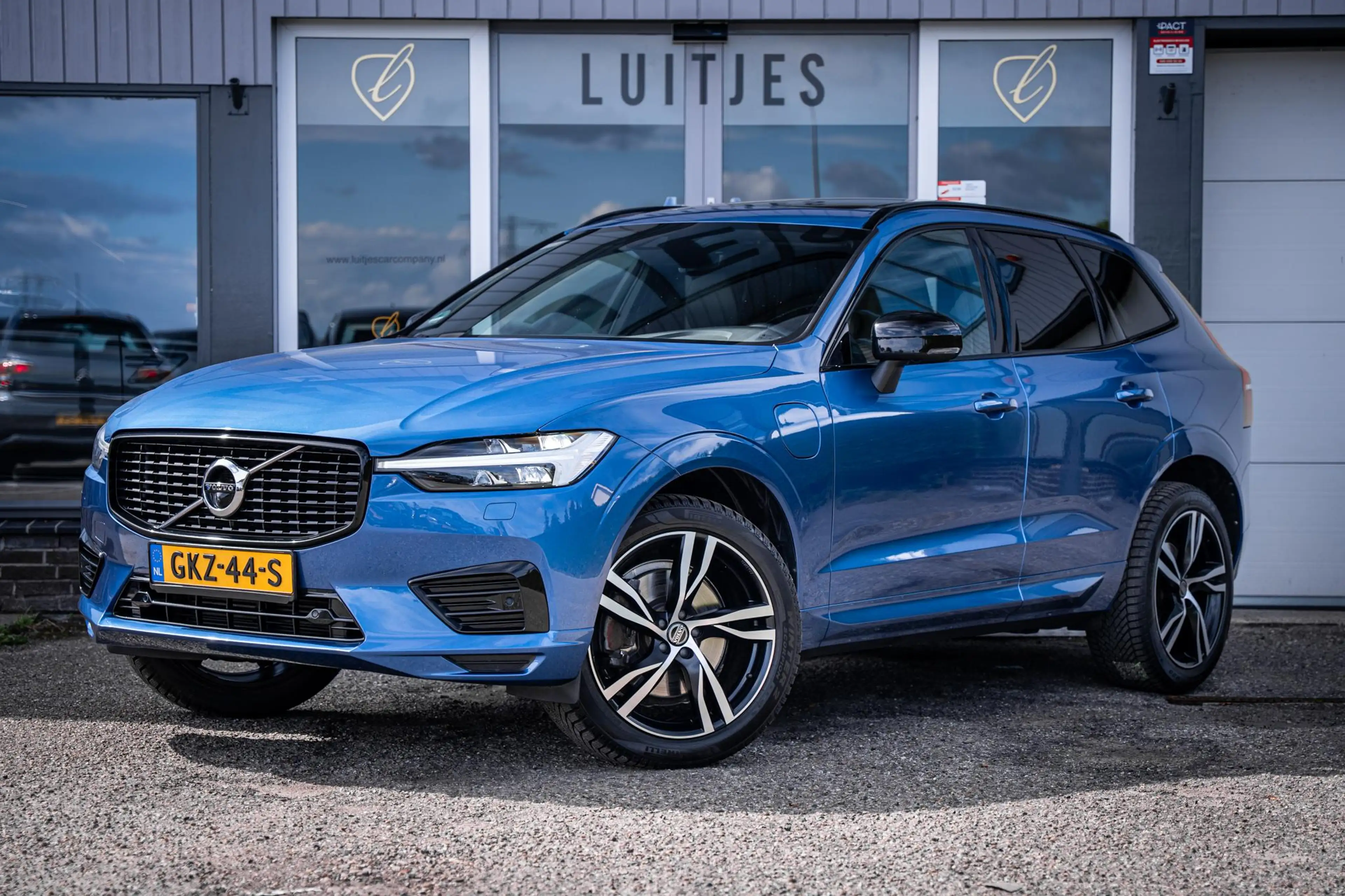 Volvo XC60 2.0 T6 AWD Recharge R-Design |Pano|360°|H&K|Memory — photo 19