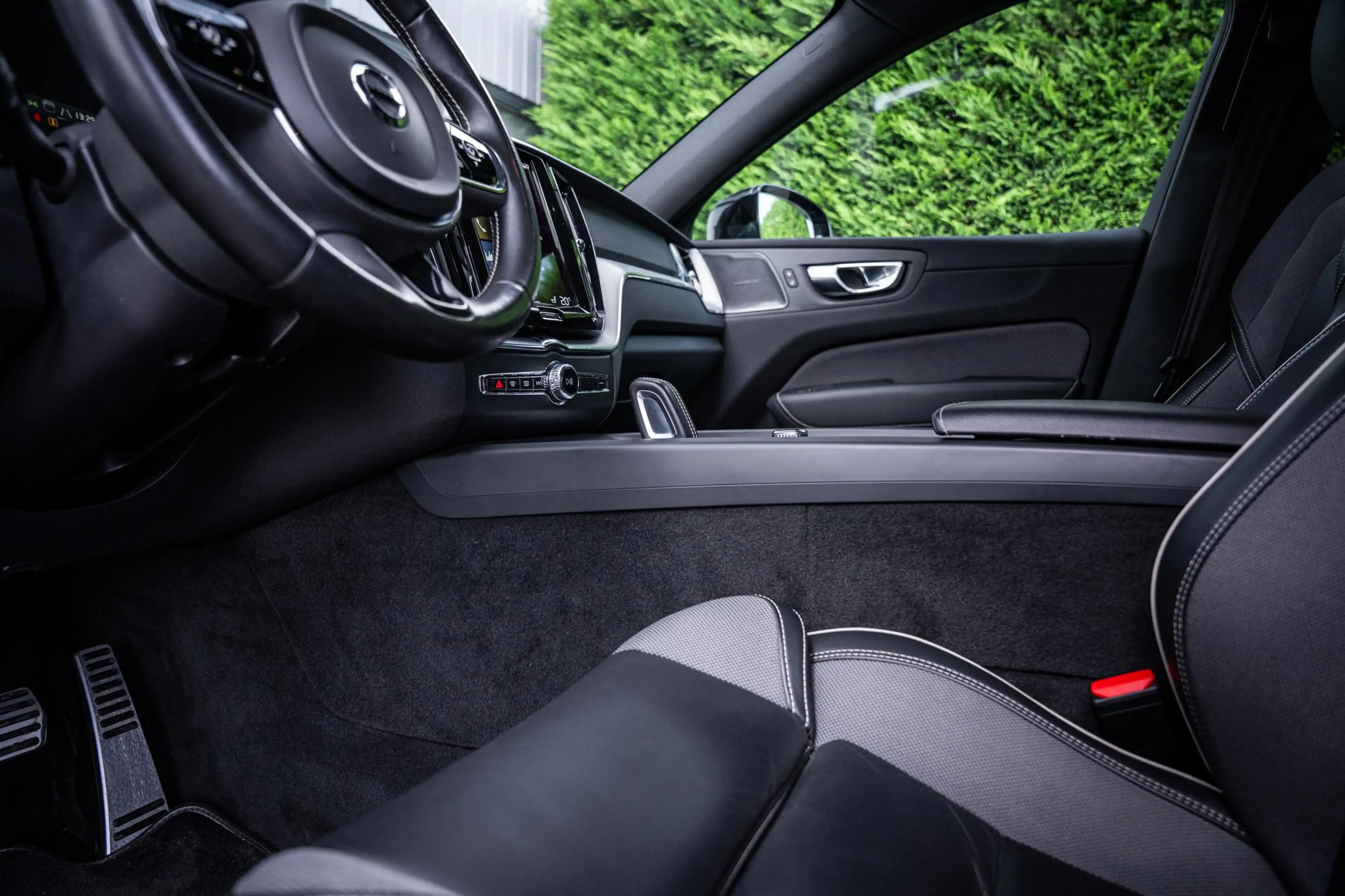 Volvo XC60 2.0 T6 AWD Recharge R-Design |Pano|360°|H&K|Memory — photo 35