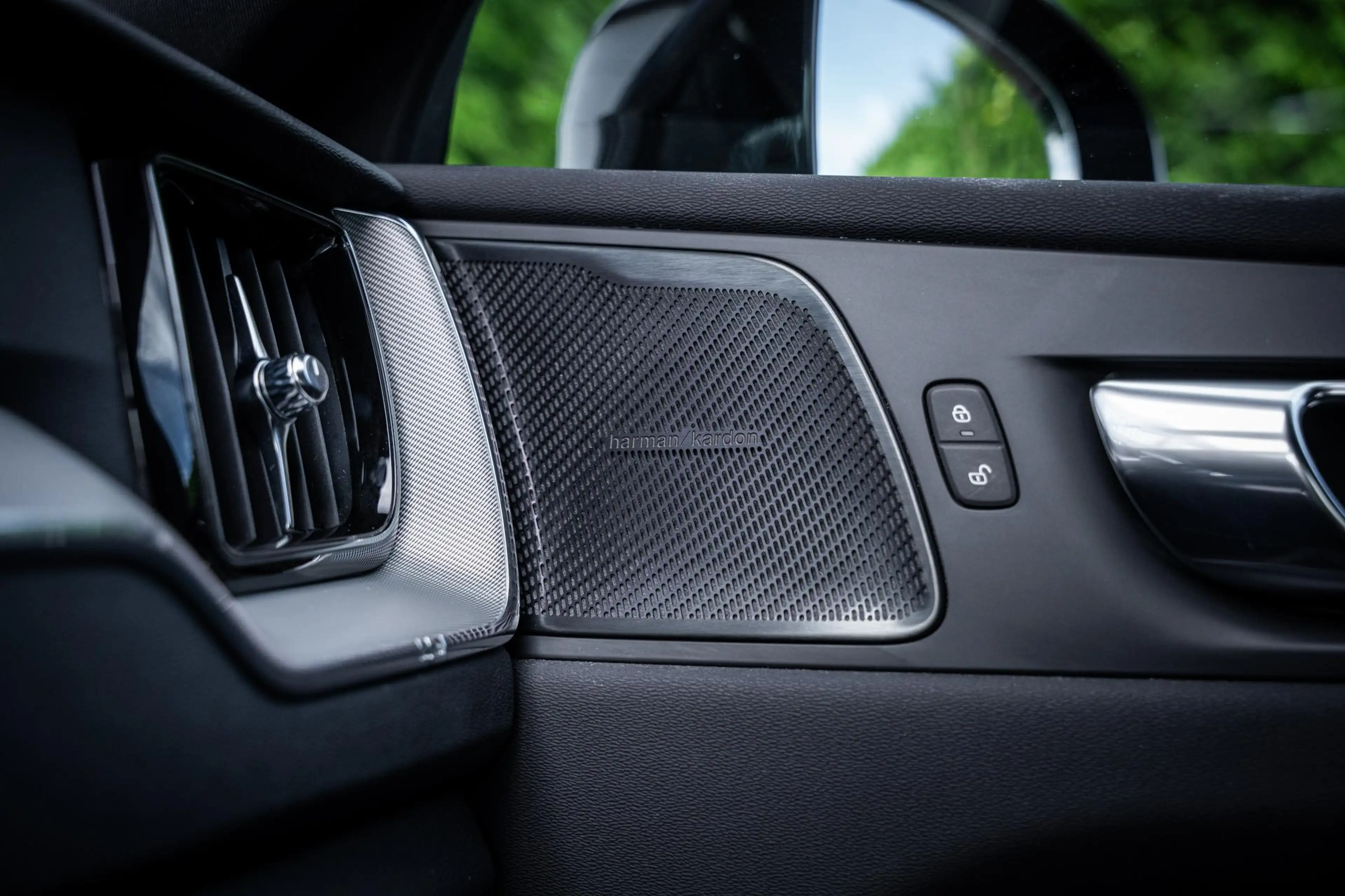 Volvo XC60 2.0 T6 AWD Recharge R-Design |Pano|360°|H&K|Memory — photo 38