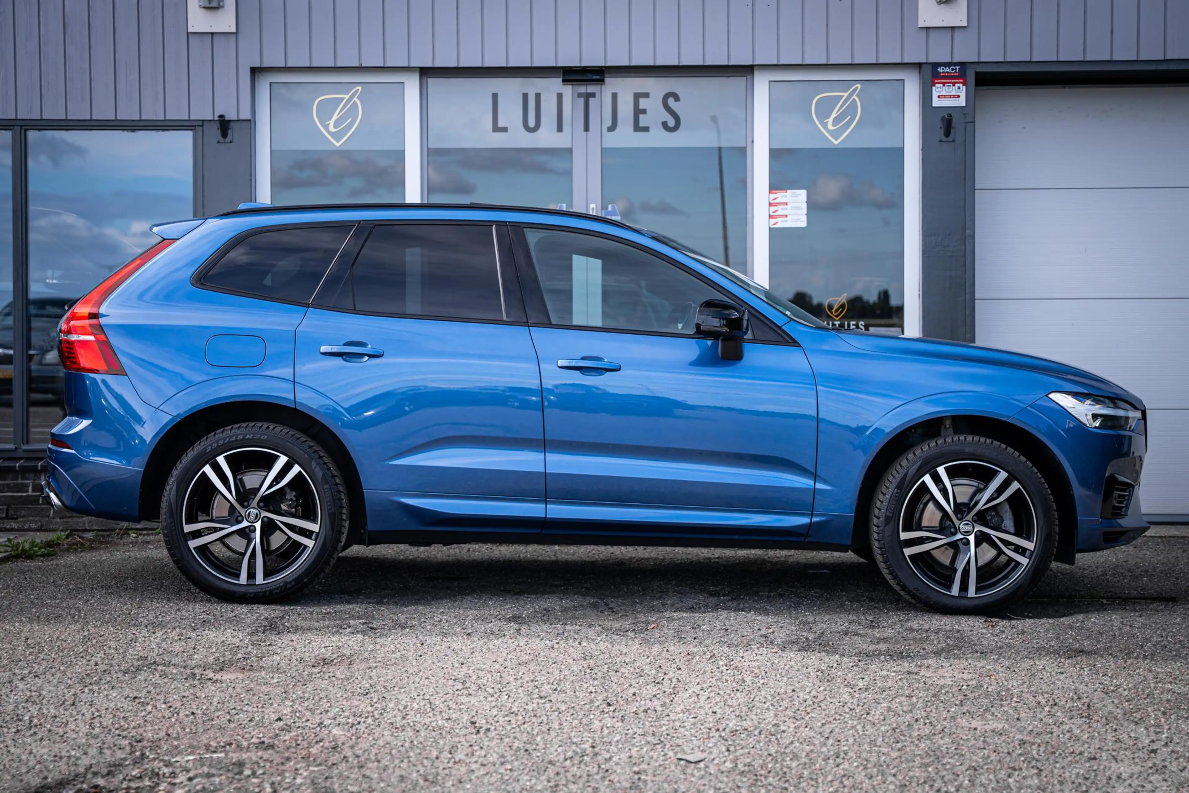 Volvo XC60 2.0 T6 AWD Recharge R-Design |Pano|360°|H&K|Memory — photo 9