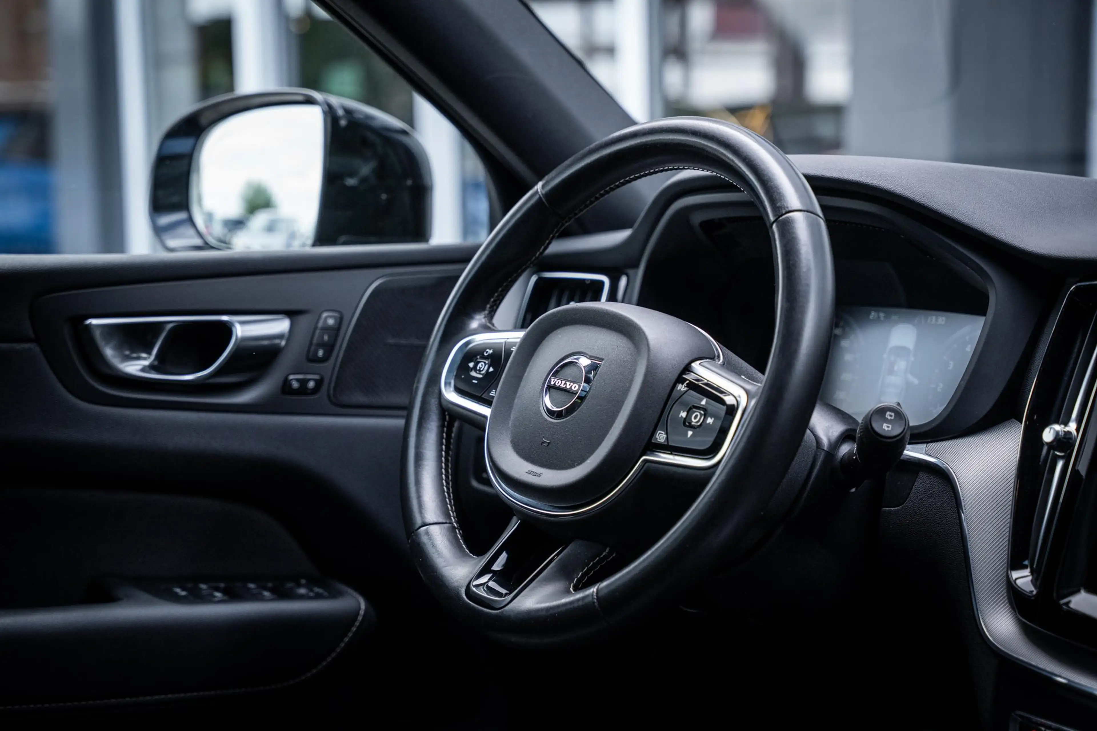 Volvo XC60 2.0 T6 AWD Recharge R-Design |Pano|360°|H&K|Memory — photo 40