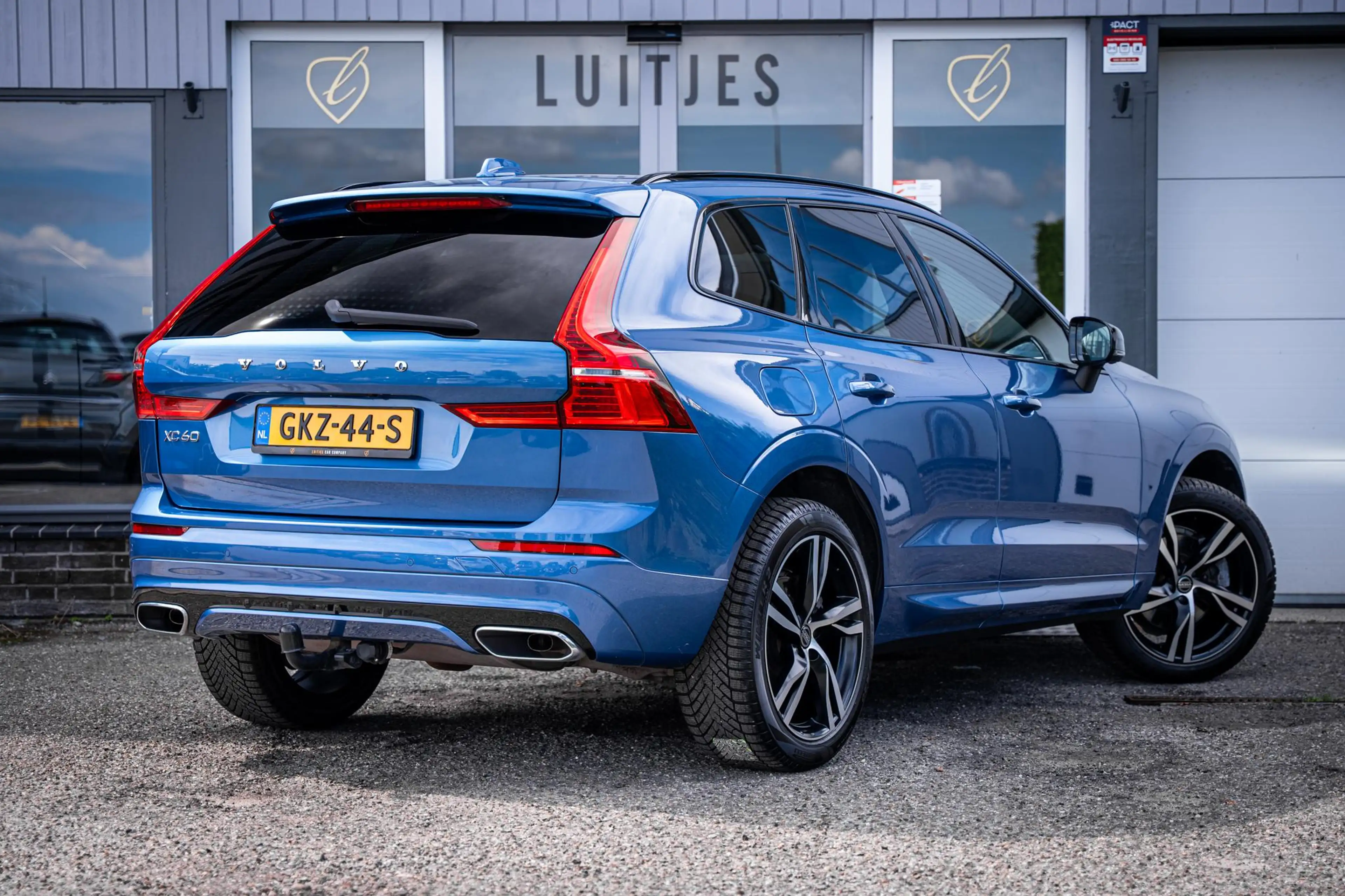 Volvo XC60 2.0 T6 AWD Recharge R-Design |Pano|360°|H&K|Memory — photo 10