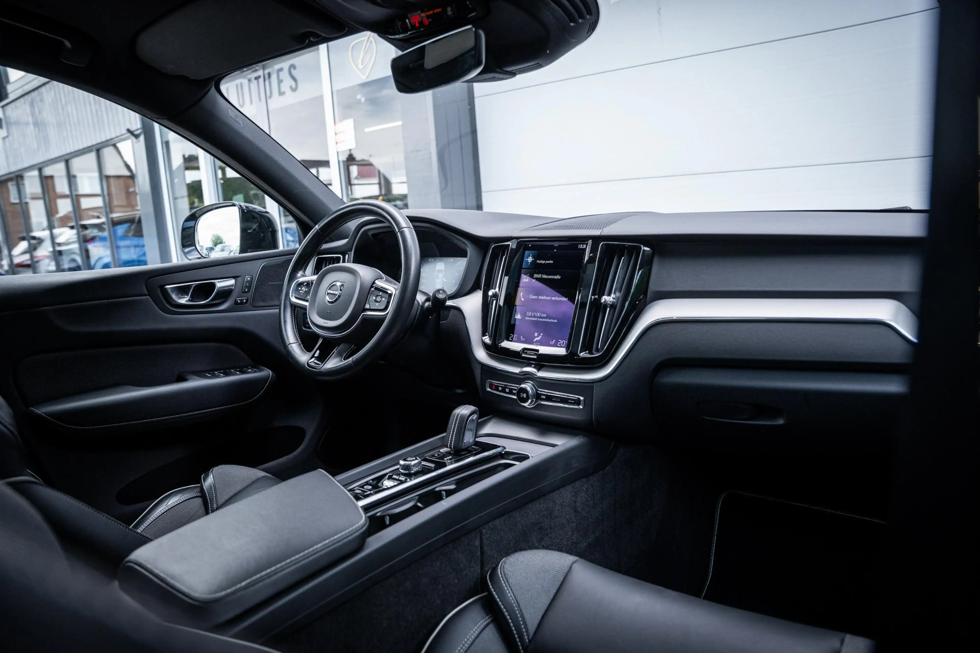 Volvo XC60 2.0 T6 AWD Recharge R-Design |Pano|360°|H&K|Memory — photo 32