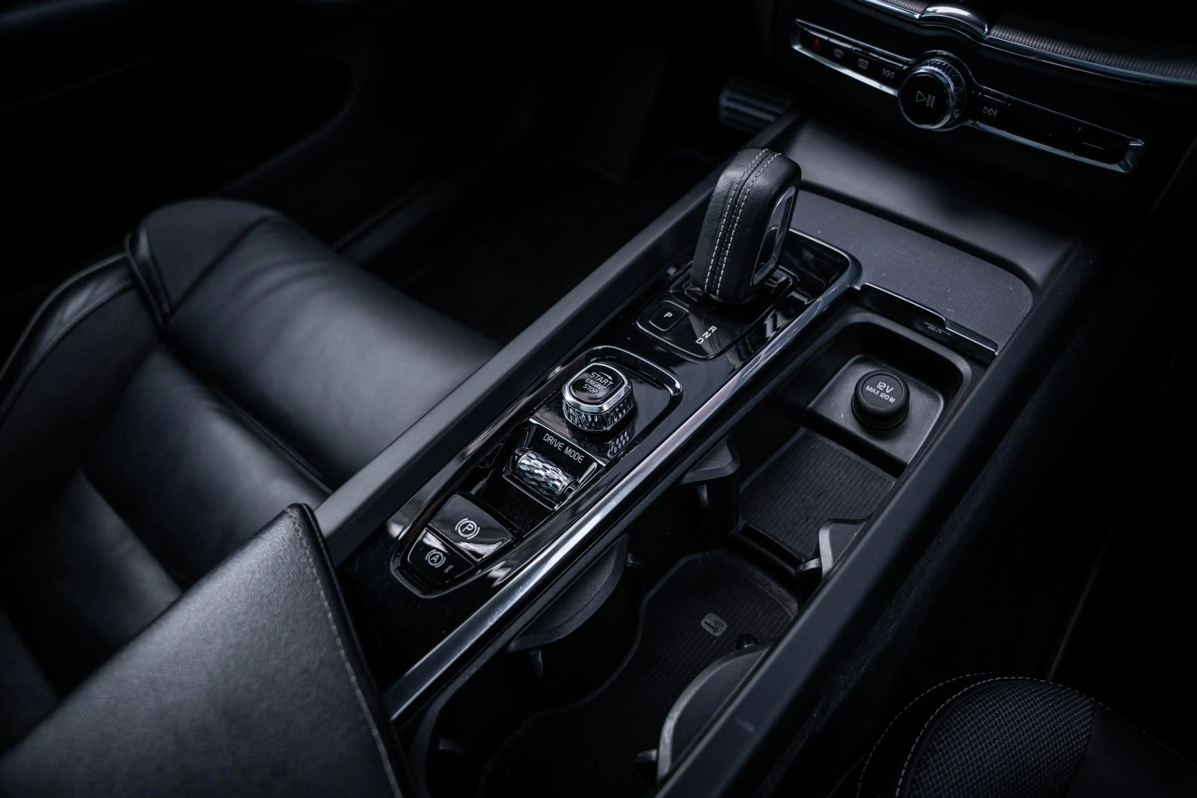 Volvo XC60 2.0 T6 AWD Recharge R-Design |Pano|360°|H&K|Memory — photo 34