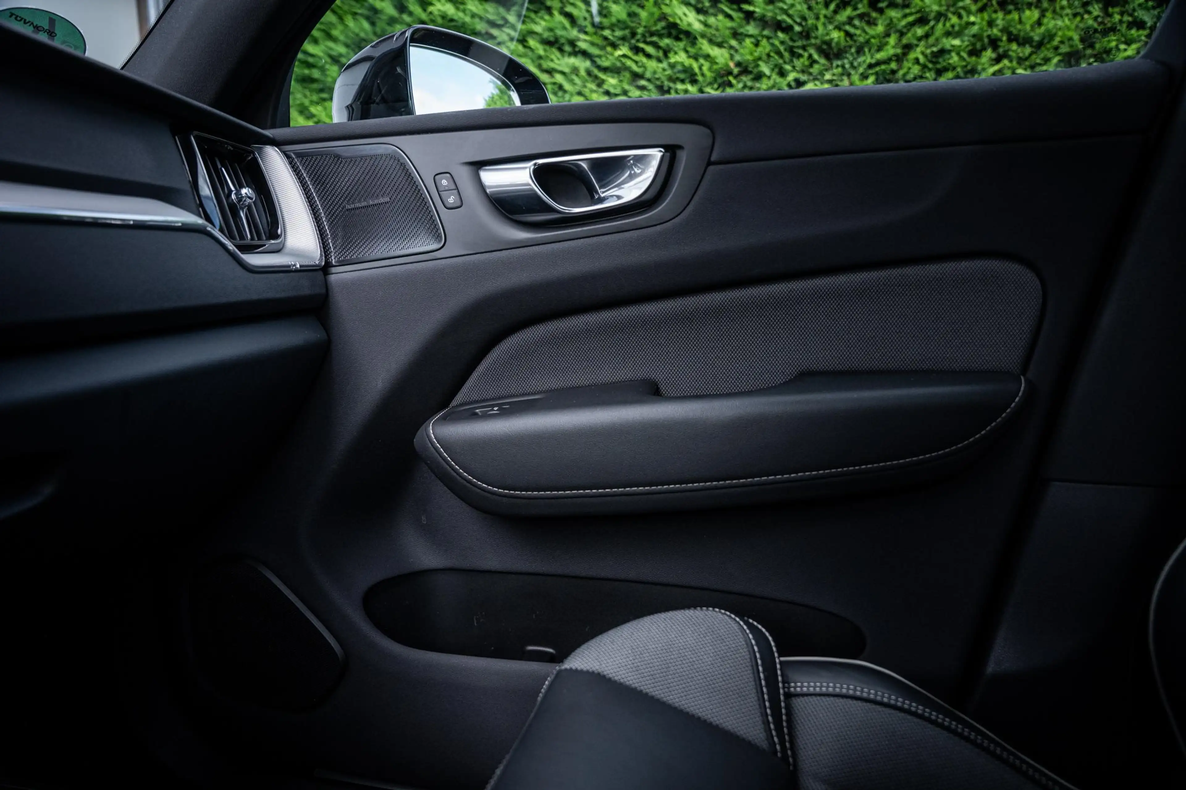 Volvo XC60 2.0 T6 AWD Recharge R-Design |Pano|360°|H&K|Memory — photo 37