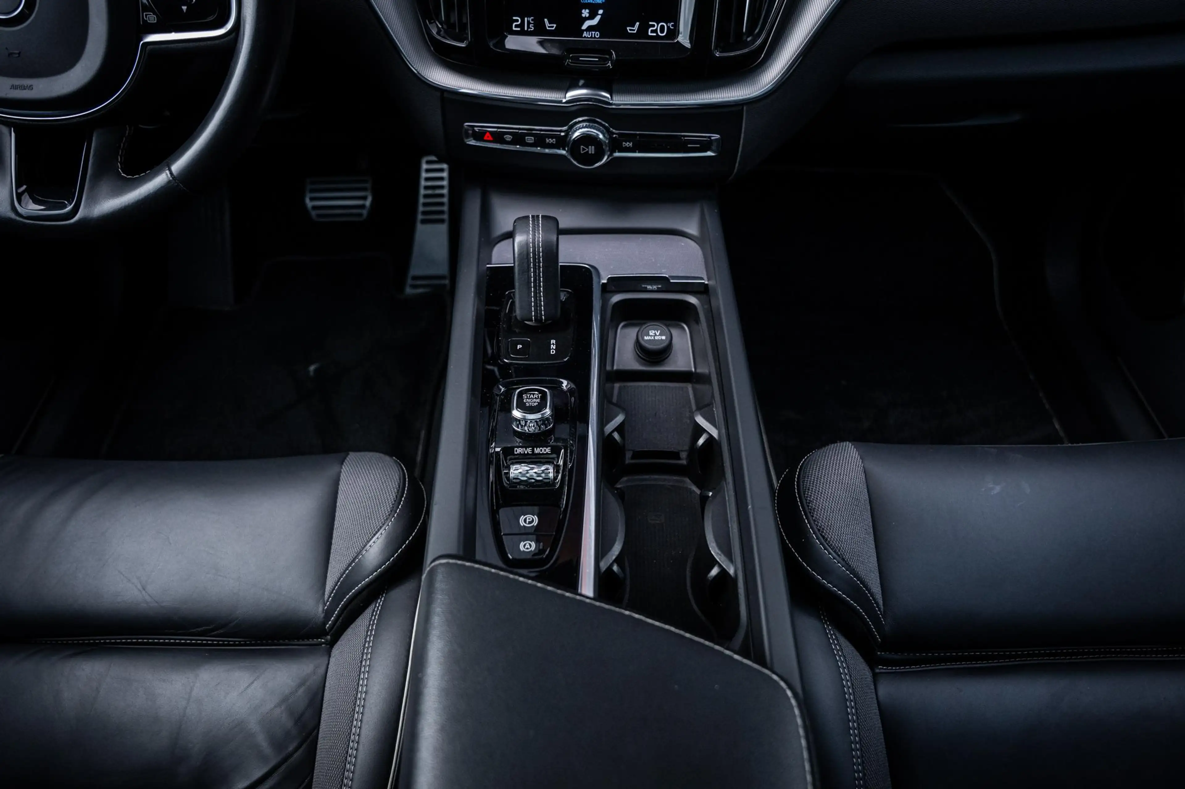 Volvo XC60 2.0 T6 AWD Recharge R-Design |Pano|360°|H&K|Memory — photo 23
