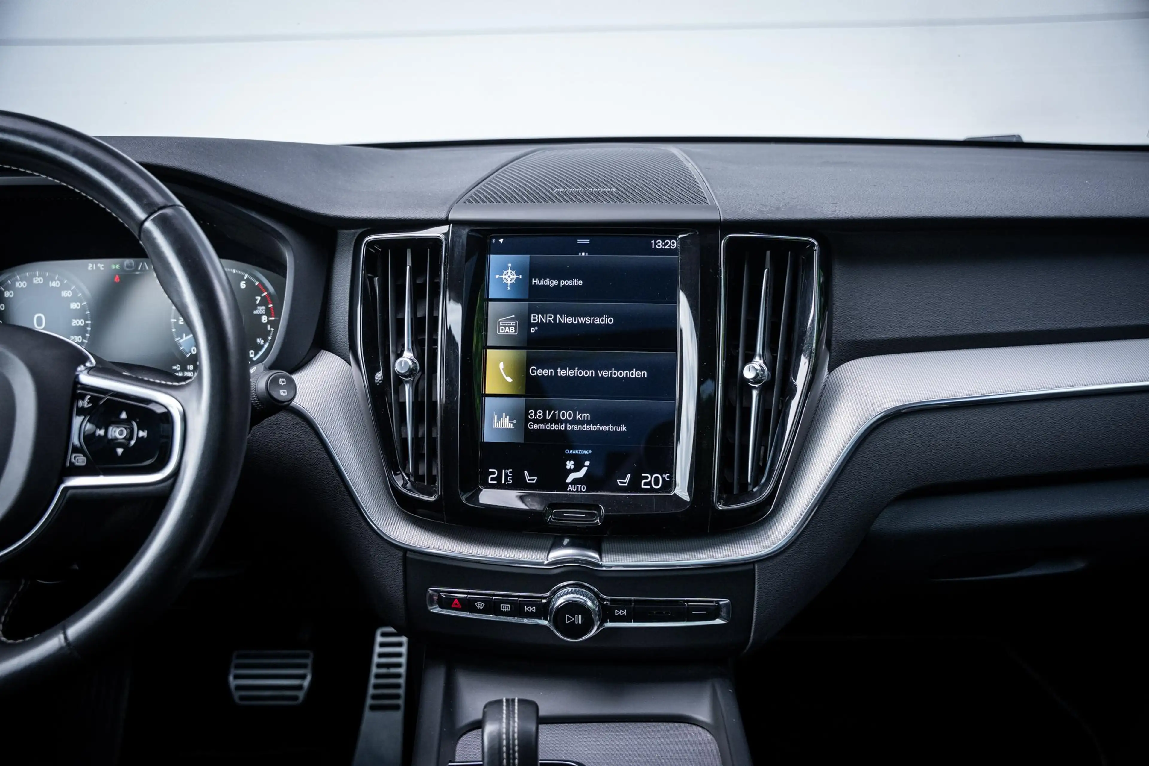 Volvo XC60 2.0 T6 AWD Recharge R-Design |Pano|360°|H&K|Memory — photo 24