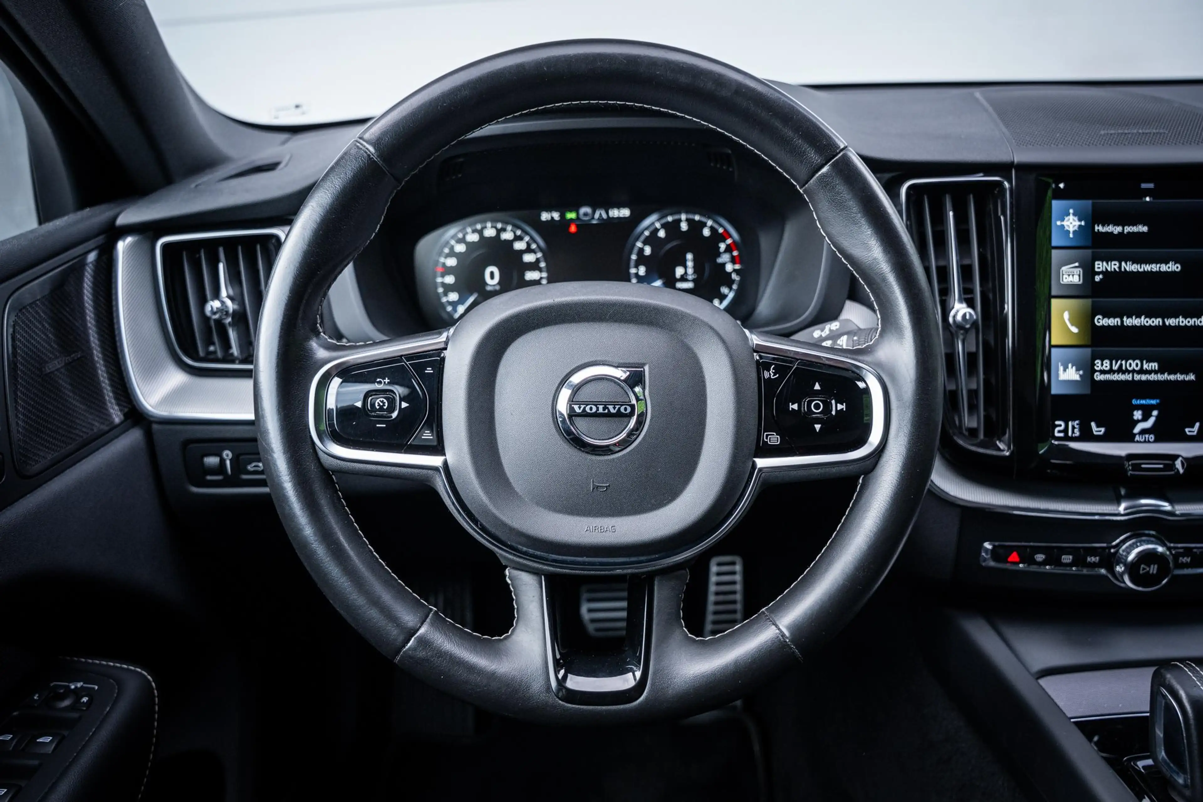 Volvo XC60 2.0 T6 AWD Recharge R-Design |Pano|360°|H&K|Memory — photo 42