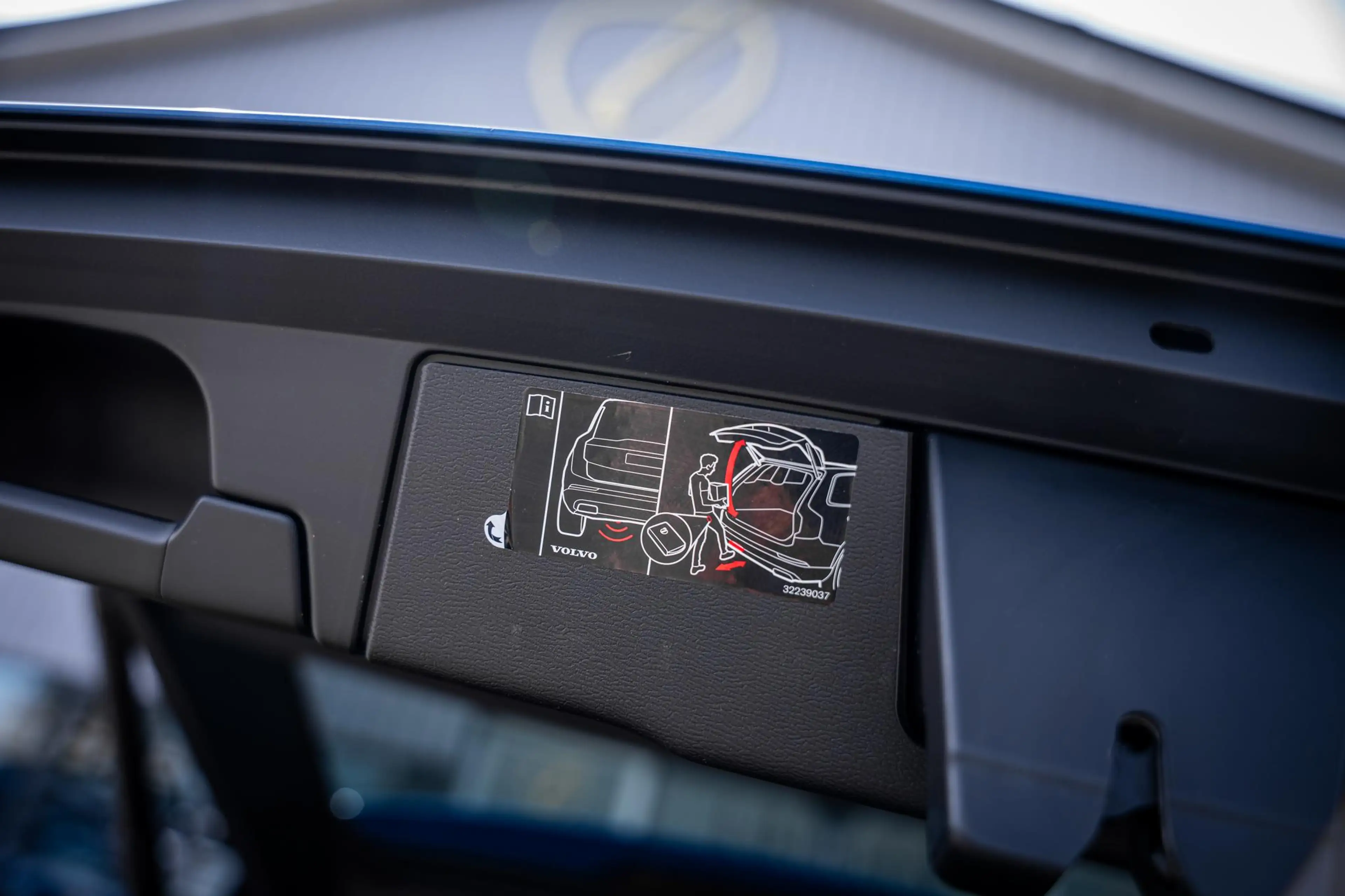 Volvo XC60 2.0 T6 AWD Recharge R-Design |Pano|360°|H&K|Memory — photo 14