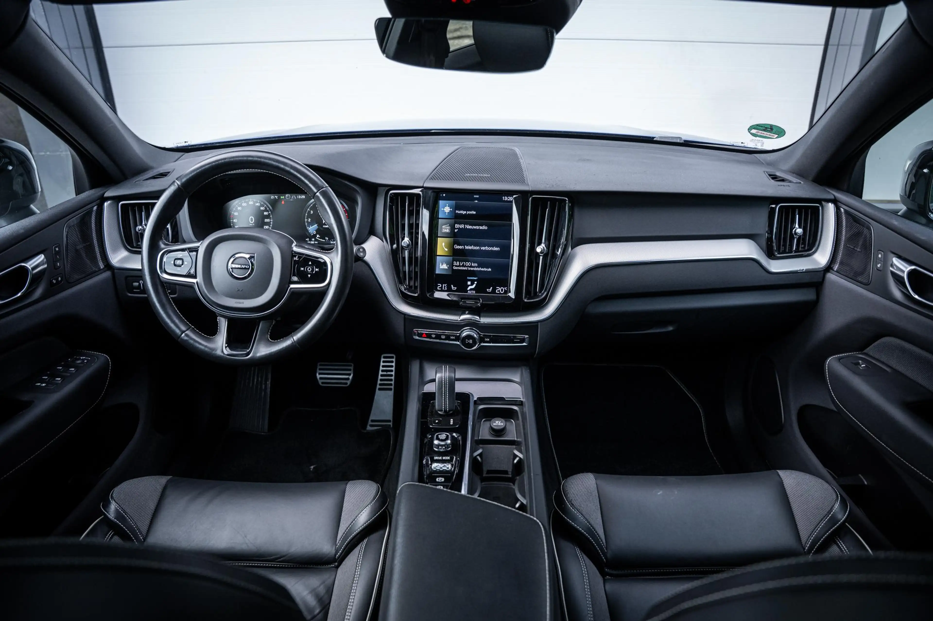 Volvo XC60 2.0 T6 AWD Recharge R-Design |Pano|360°|H&K|Memory — photo 22
