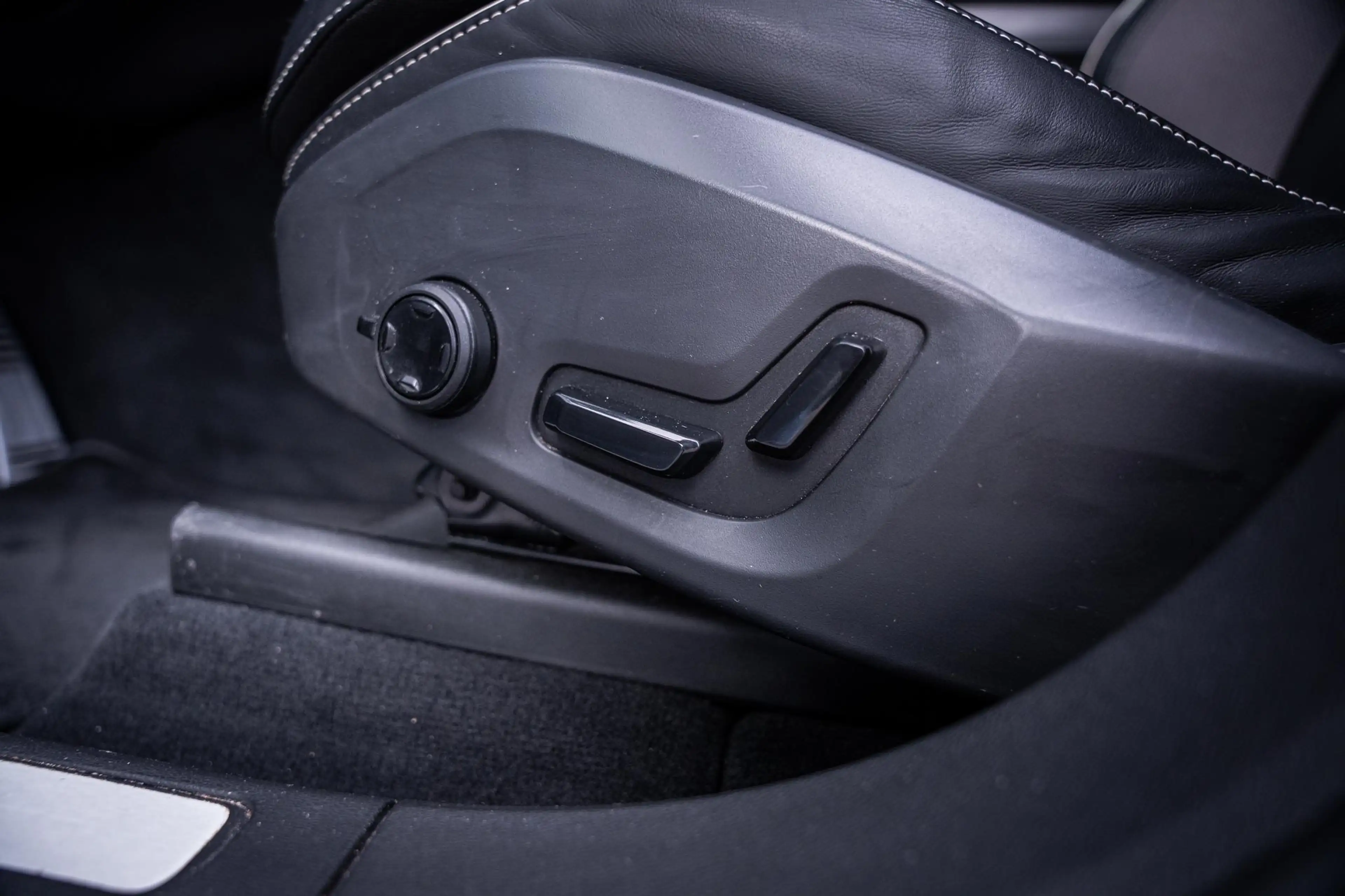 Volvo XC60 2.0 T6 AWD Recharge R-Design |Pano|360°|H&K|Memory — photo 36