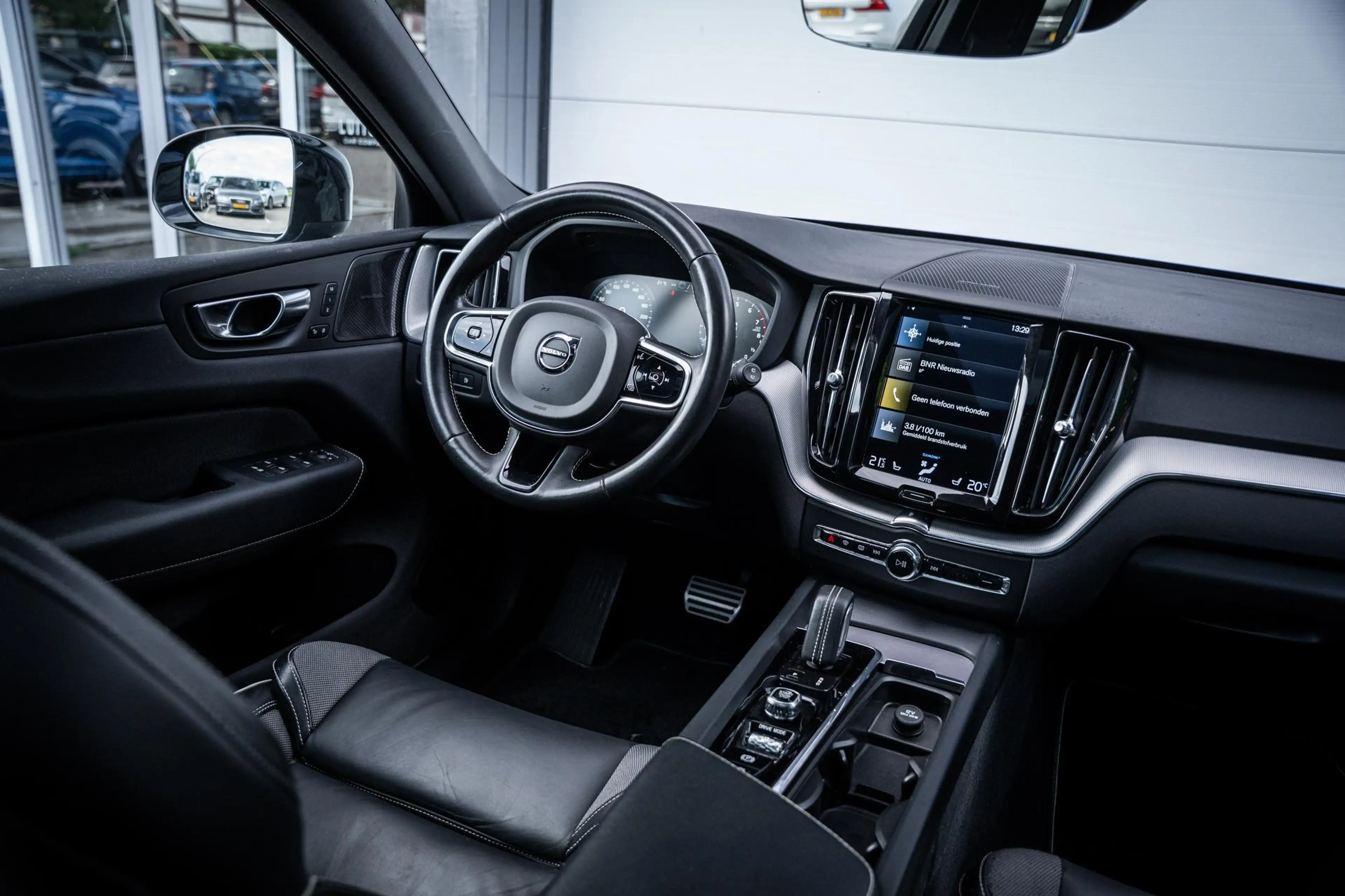 Volvo XC60 2.0 T6 AWD Recharge R-Design |Pano|360°|H&K|Memory — photo 44