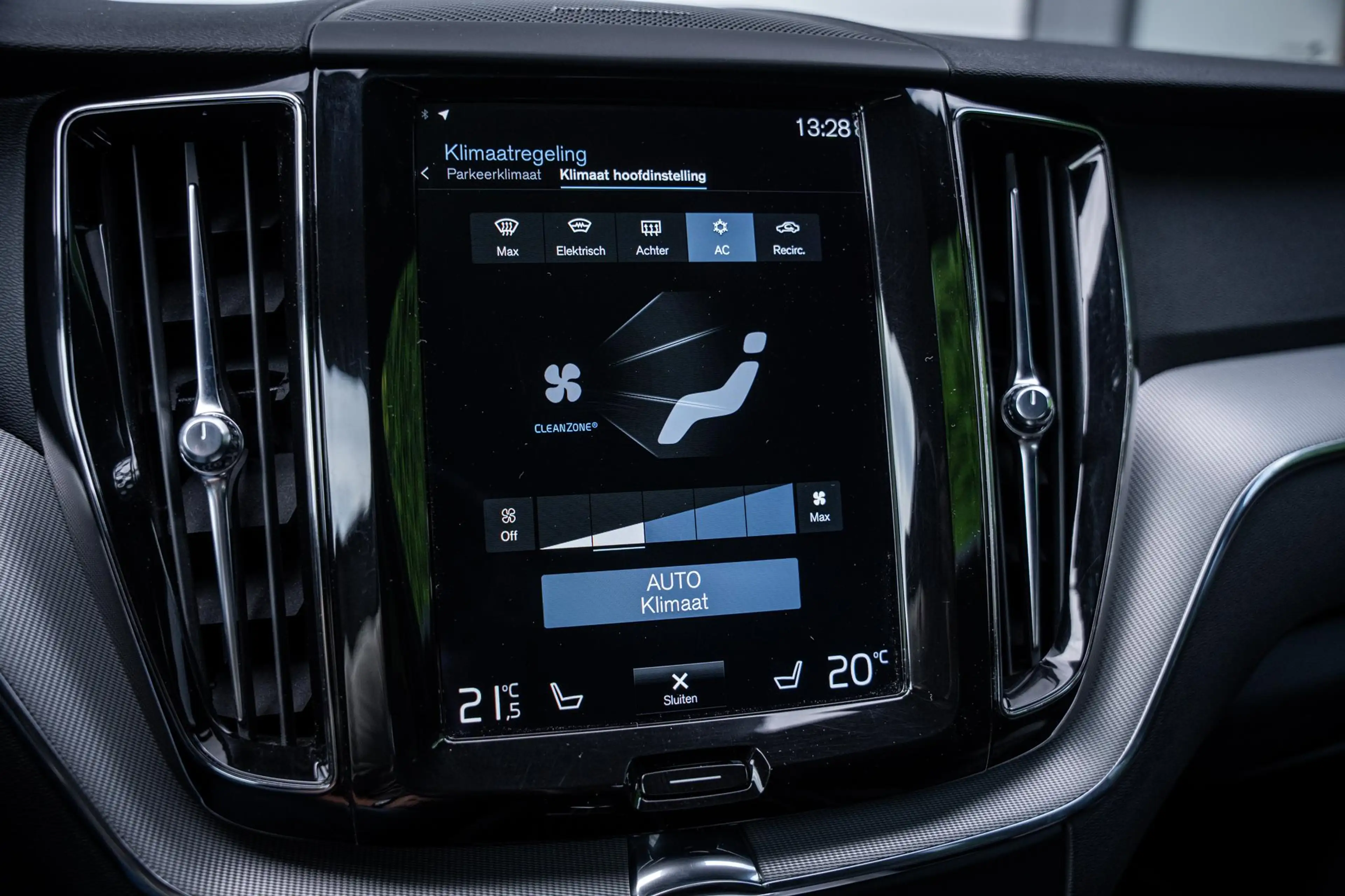Volvo XC60 2.0 T6 AWD Recharge R-Design |Pano|360°|H&K|Memory — photo 30