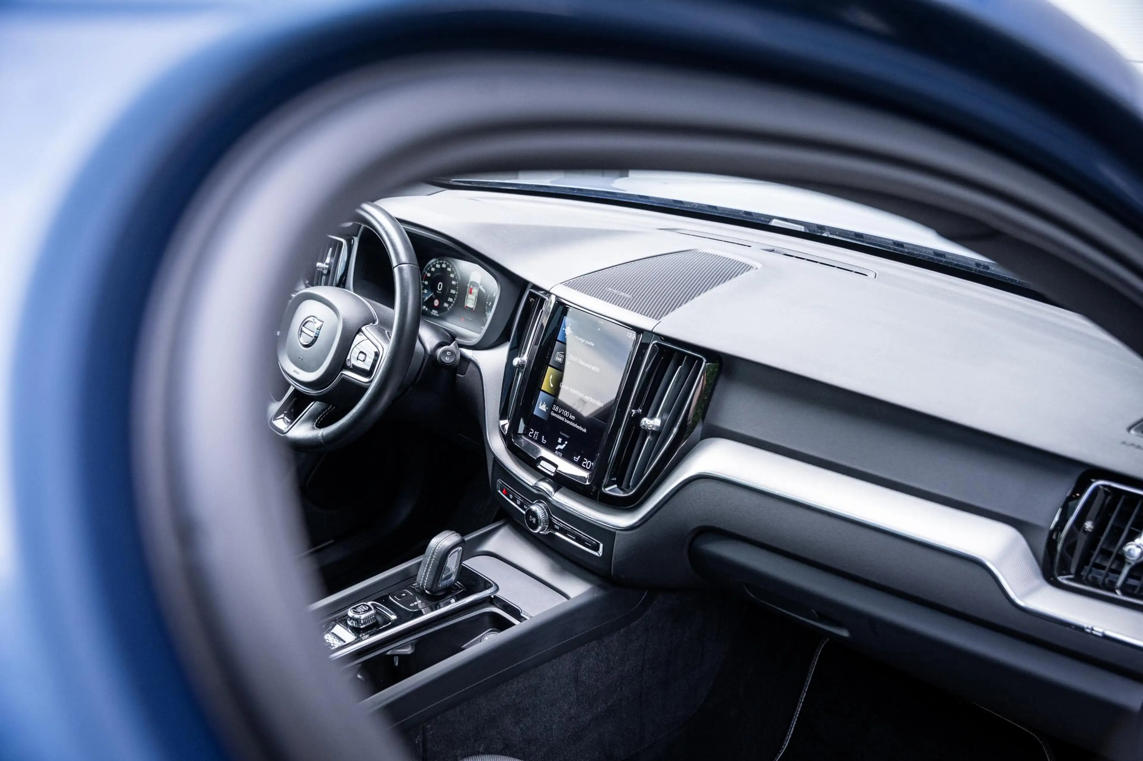 Volvo XC60 2.0 T6 AWD Recharge R-Design |Pano|360°|H&K|Memory — photo 39