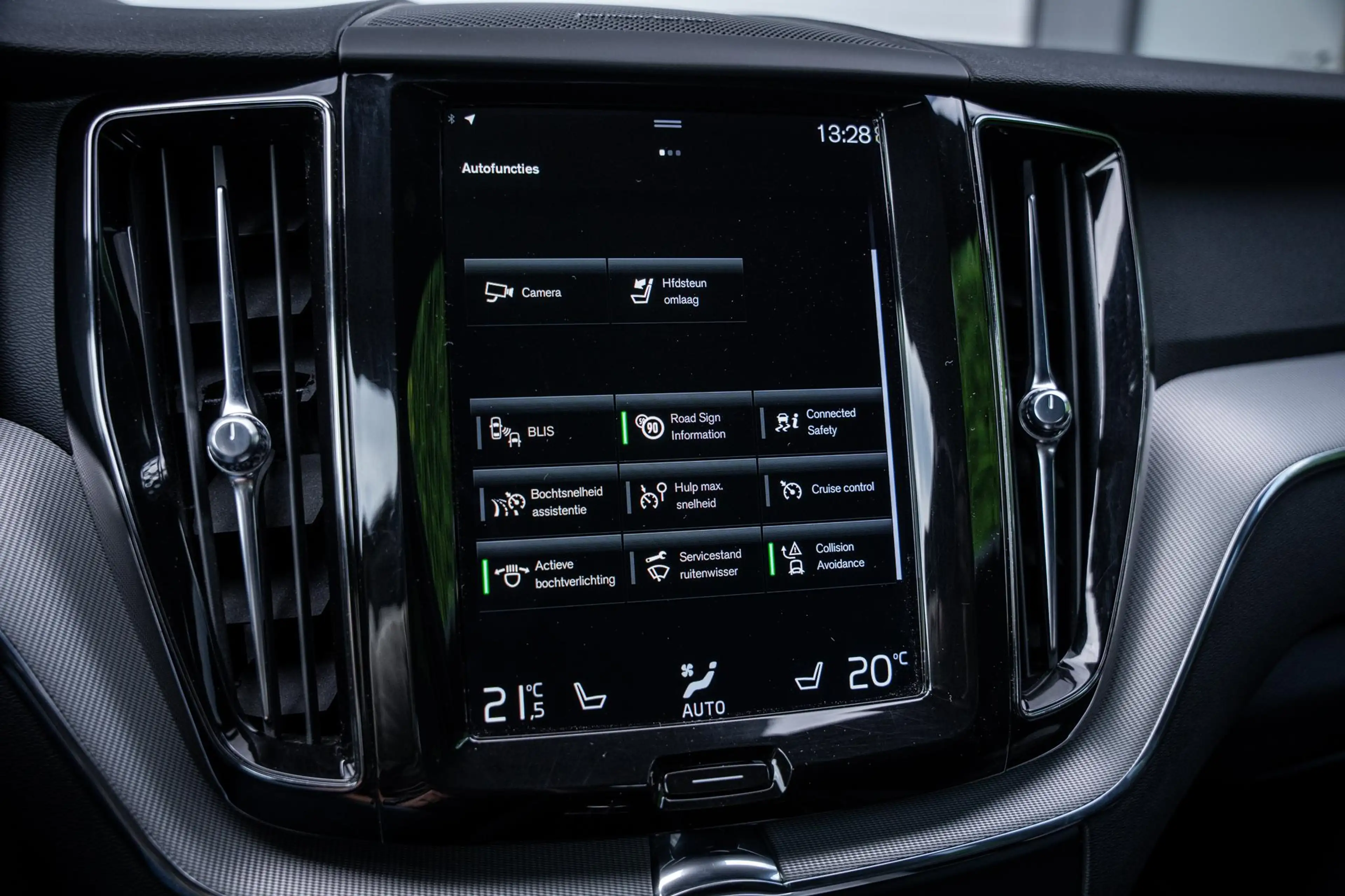 Volvo XC60 2.0 T6 AWD Recharge R-Design |Pano|360°|H&K|Memory — photo 27