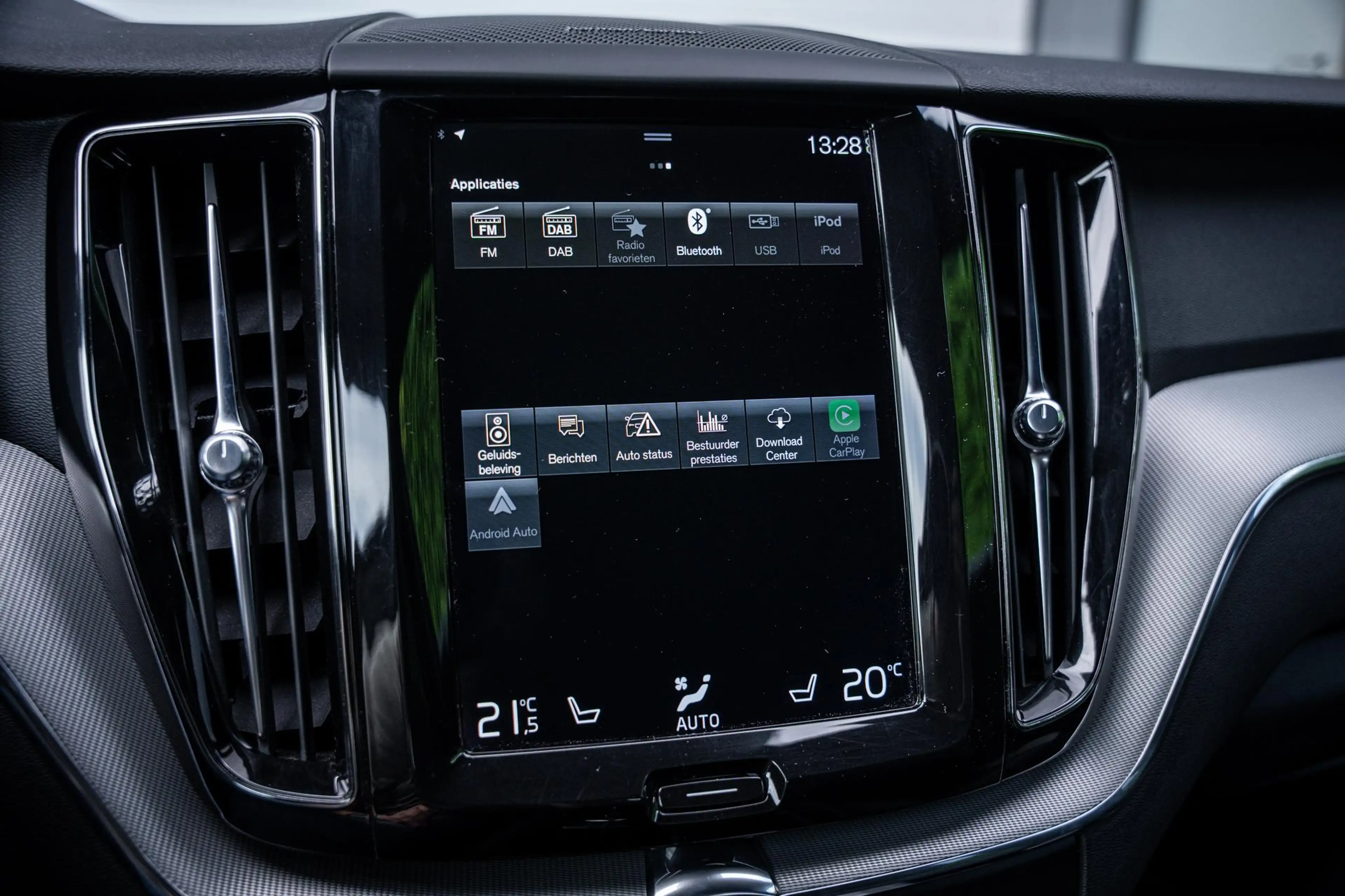 Volvo XC60 2.0 T6 AWD Recharge R-Design |Pano|360°|H&K|Memory — photo 28