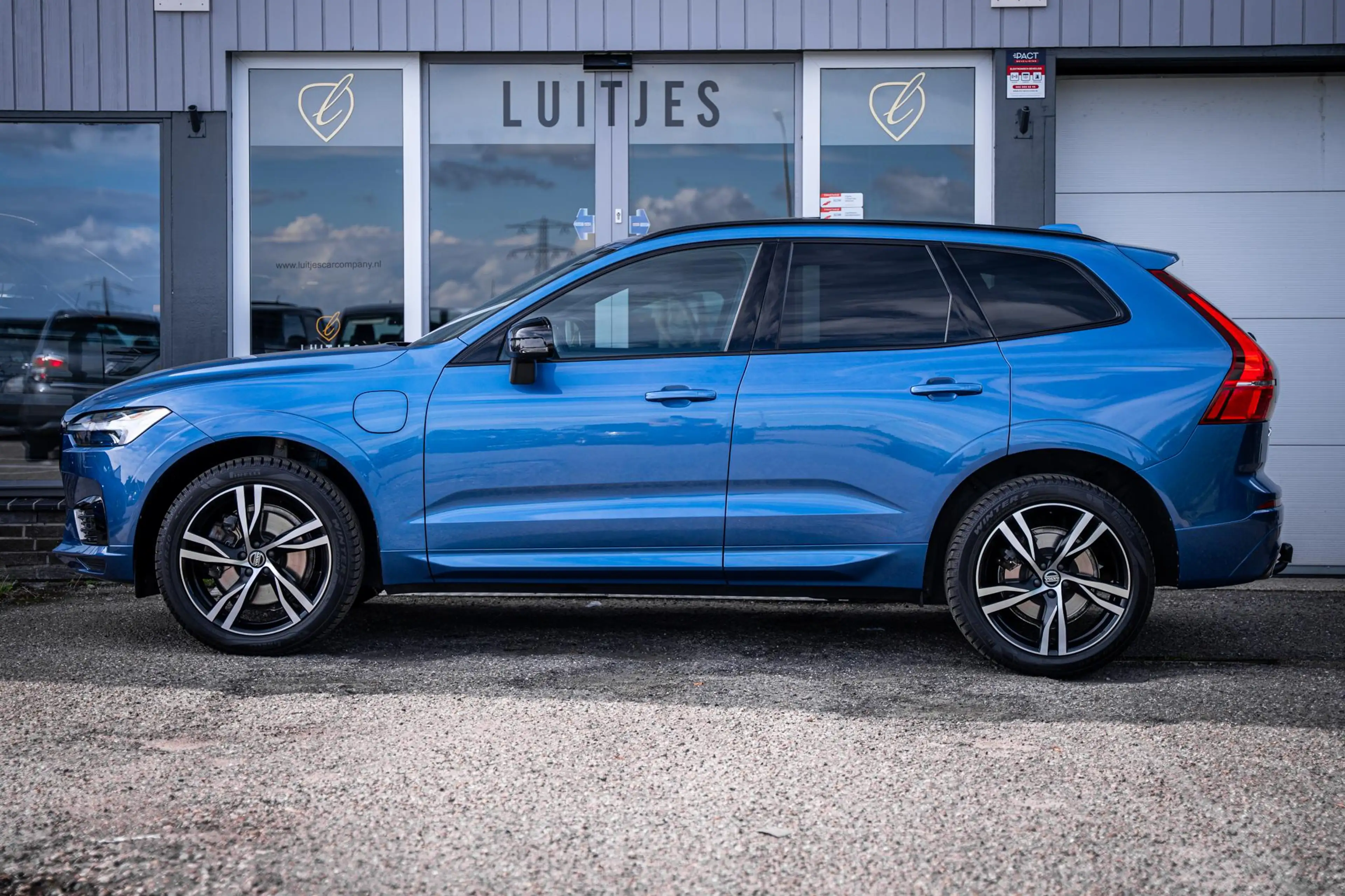 Volvo XC60 2.0 T6 AWD Recharge R-Design |Pano|360°|H&K|Memory — photo 17