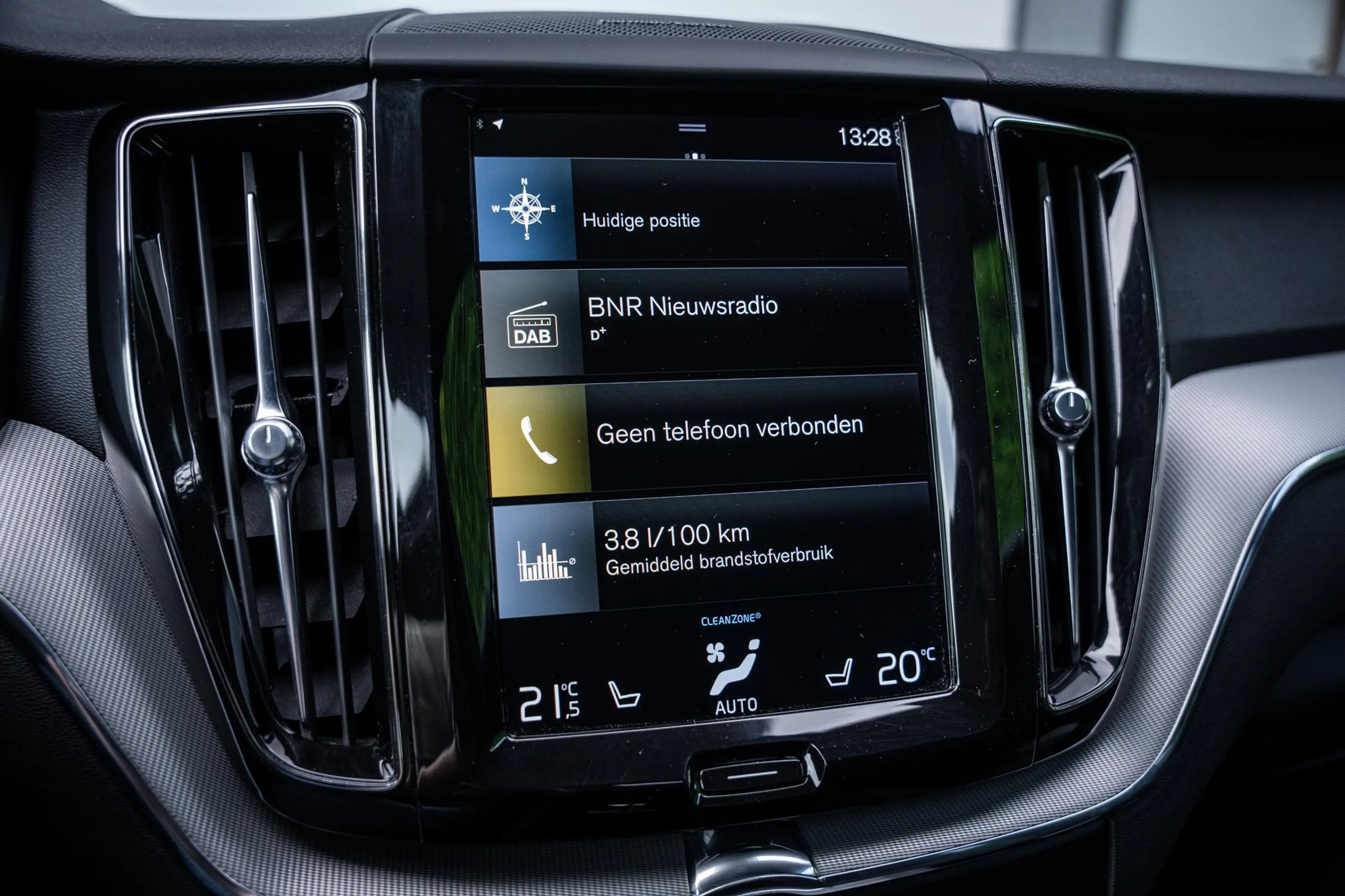 Volvo XC60 2.0 T6 AWD Recharge R-Design |Pano|360°|H&K|Memory — photo 25