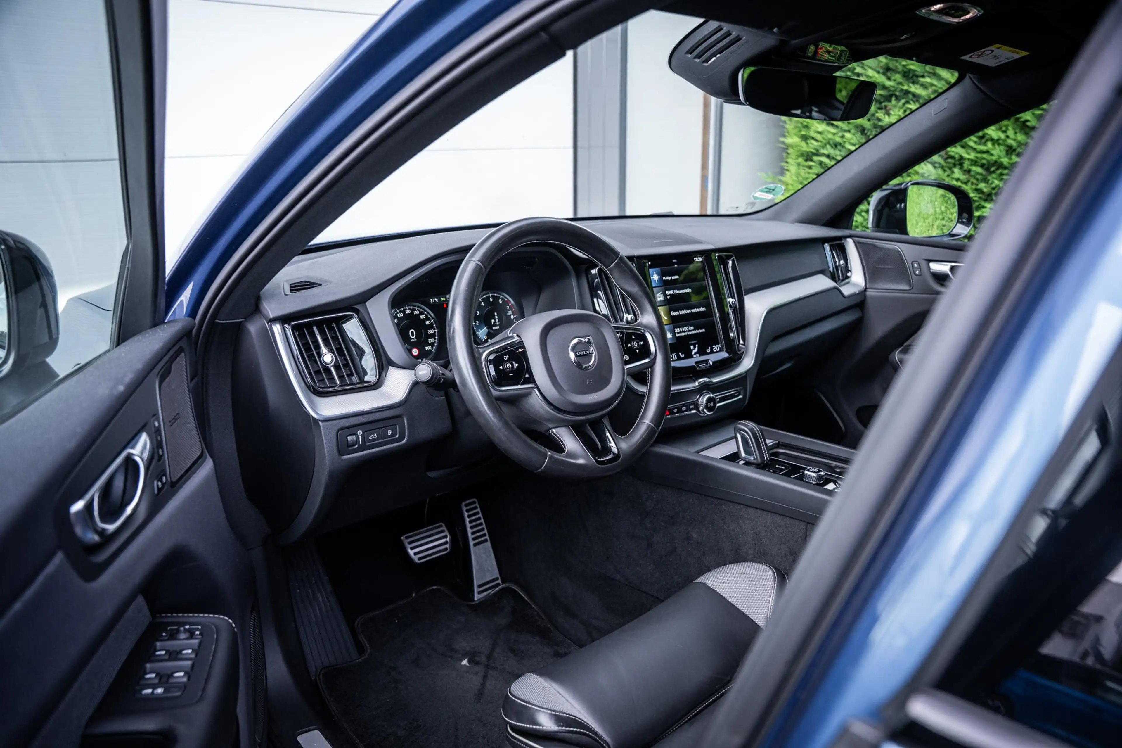 Volvo XC60 2.0 T6 AWD Recharge R-Design |Pano|360°|H&K|Memory — photo 3
