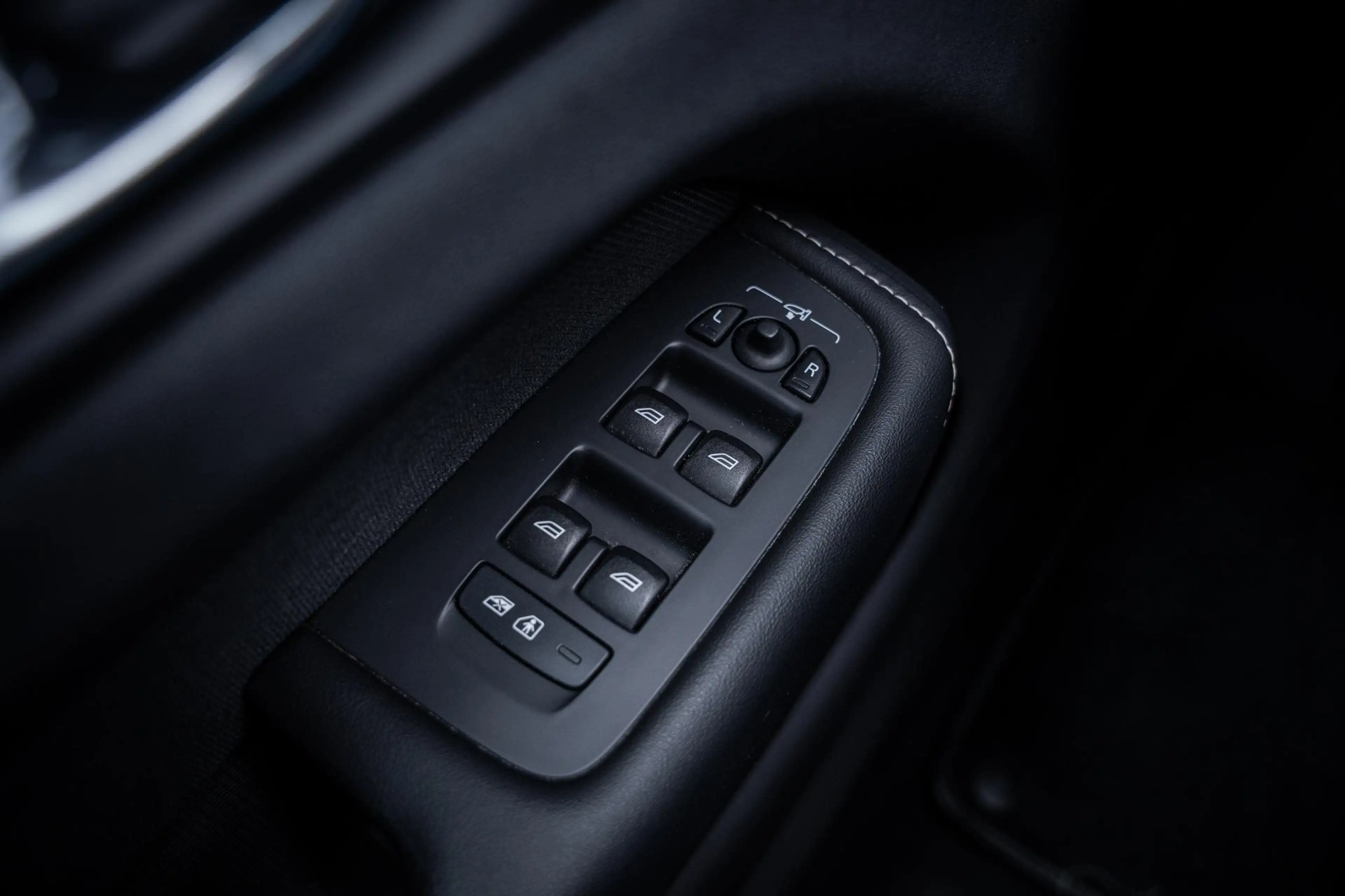 Volvo XC60 2.0 T6 AWD Recharge R-Design |Pano|360°|H&K|Memory — photo 45