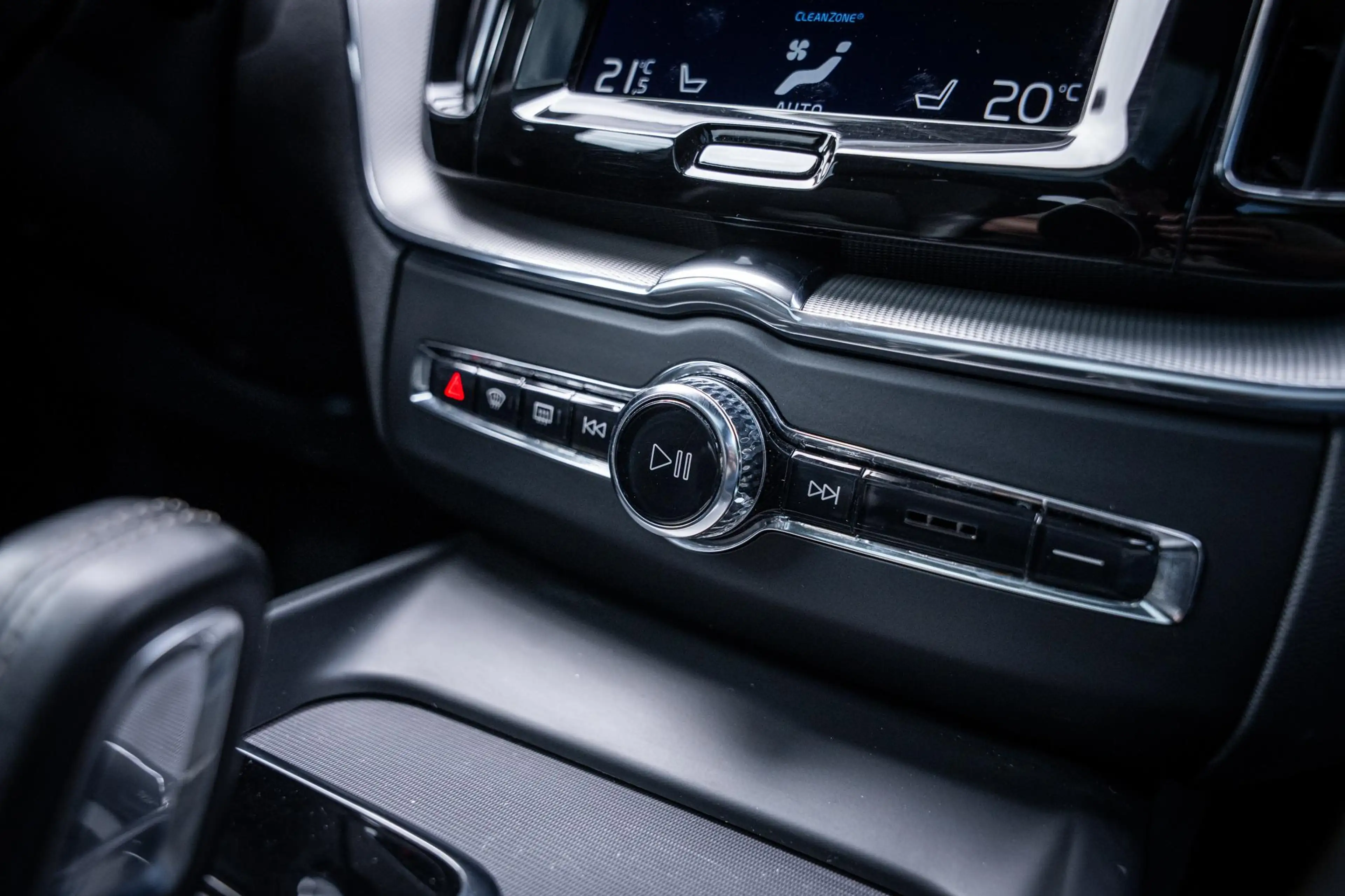 Volvo XC60 2.0 T6 AWD Recharge R-Design |Pano|360°|H&K|Memory — photo 33