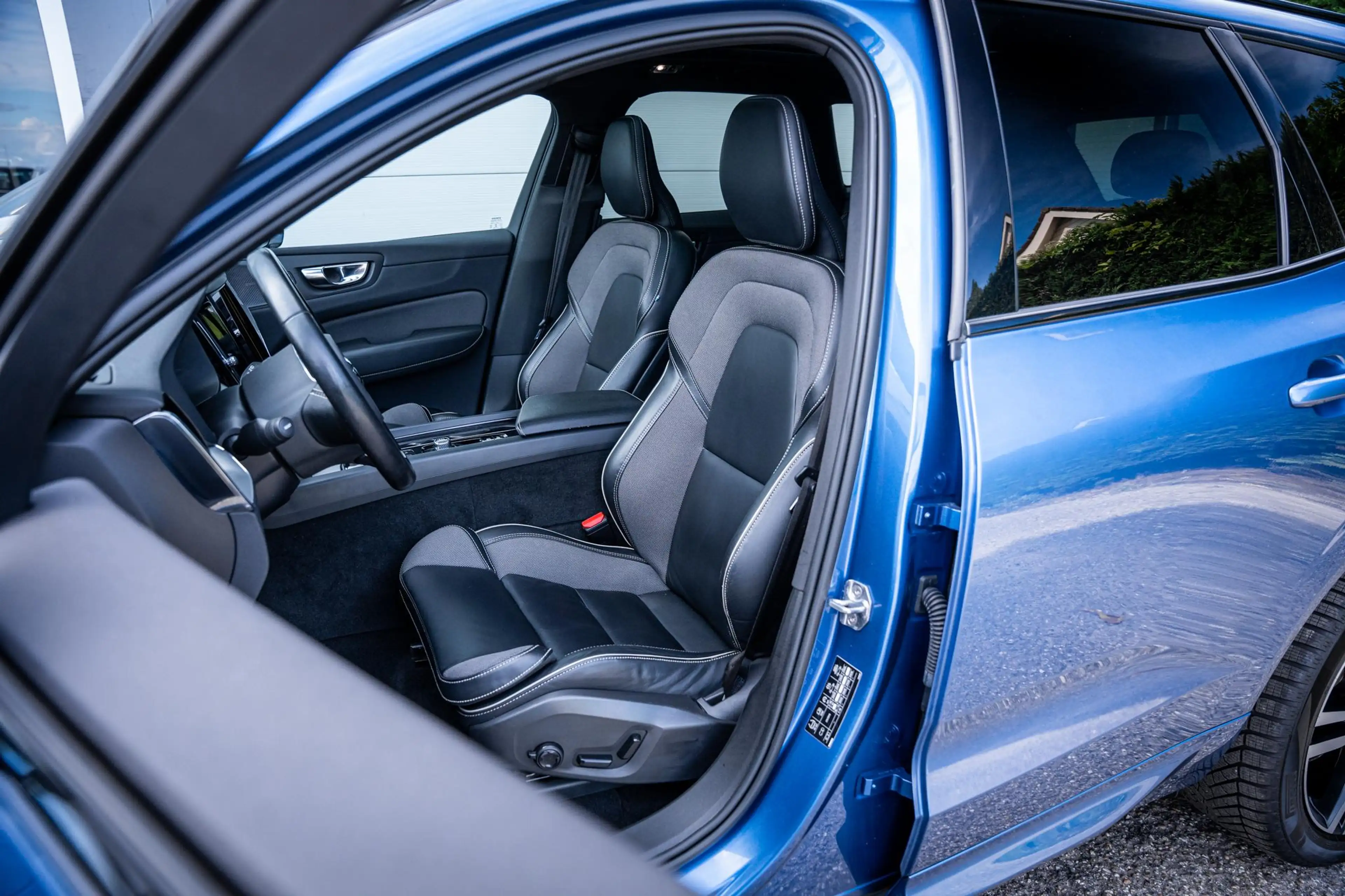 Volvo XC60 2.0 T6 AWD Recharge R-Design |Pano|360°|H&K|Memory — photo 4