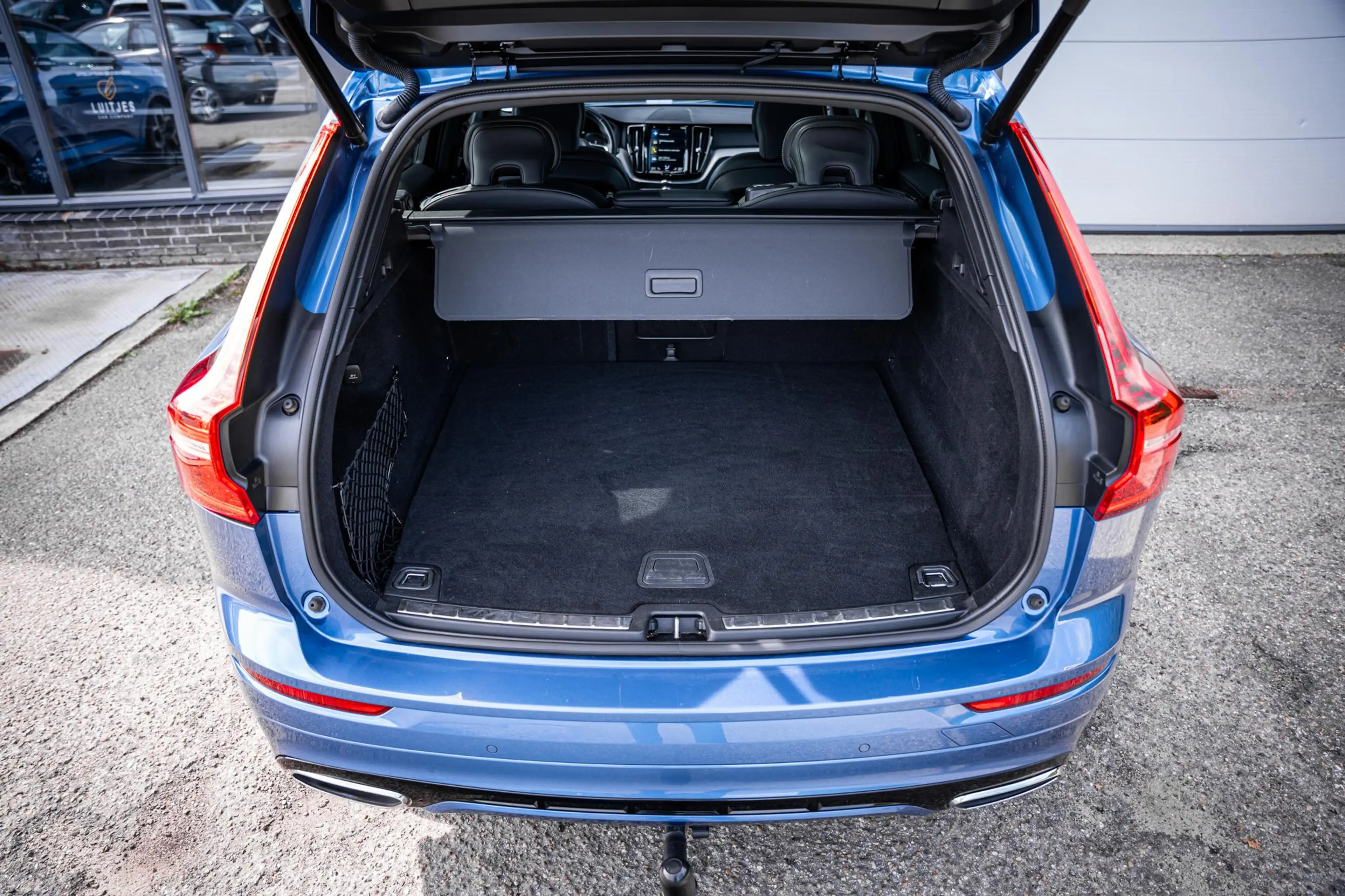 Volvo XC60 2.0 T6 AWD Recharge R-Design |Pano|360°|H&K|Memory — photo 12