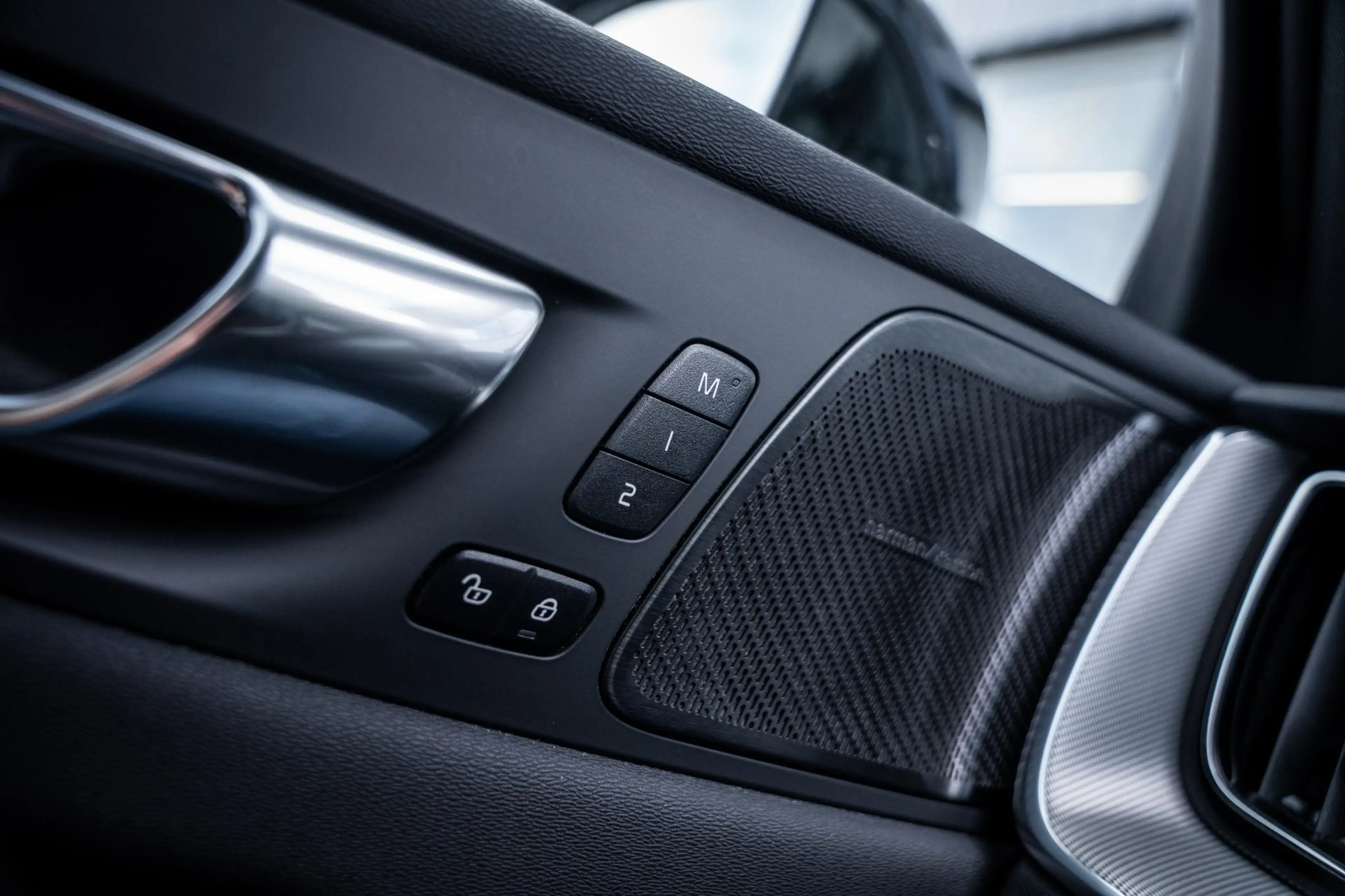 Volvo XC60 2.0 T6 AWD Recharge R-Design |Pano|360°|H&K|Memory — photo 41