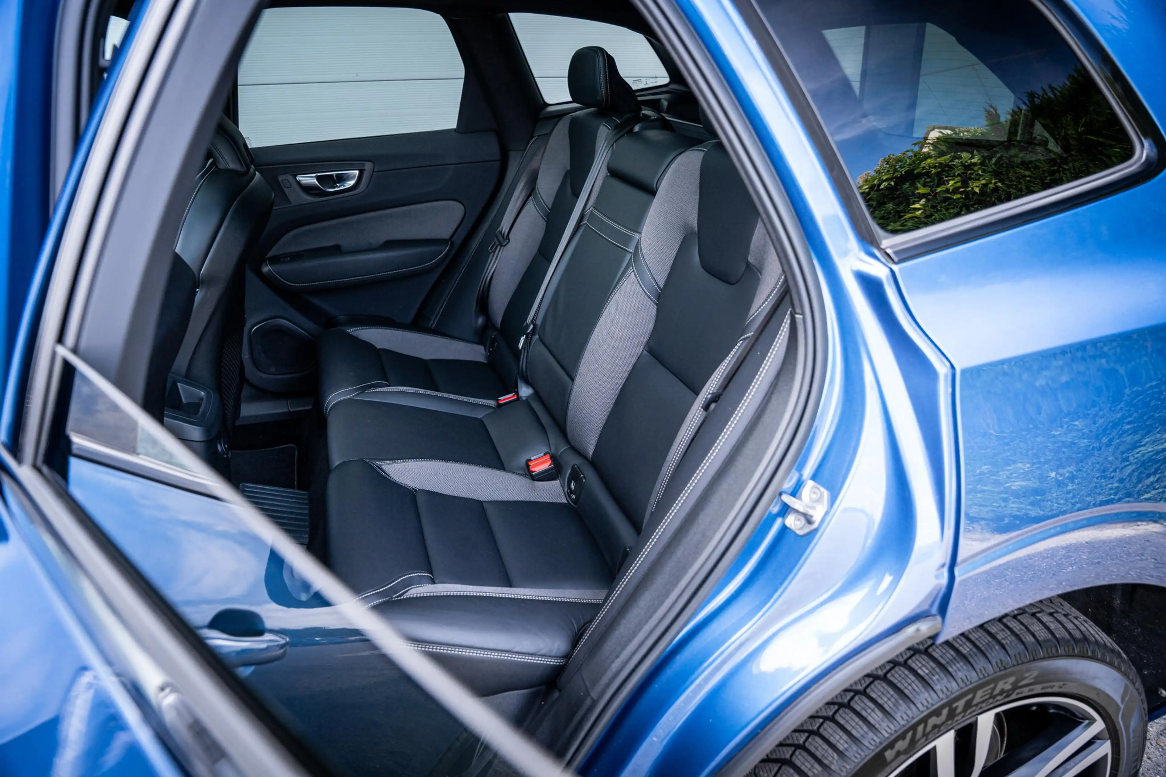 Volvo XC60 2.0 T6 AWD Recharge R-Design |Pano|360°|H&K|Memory — photo 5