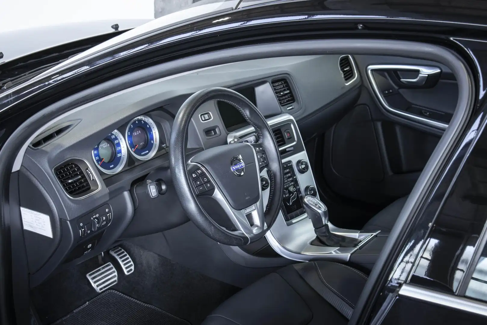 Volvo V60 T3 R-Design Automaat | Navigatie | Stuurverwarming Black - 2