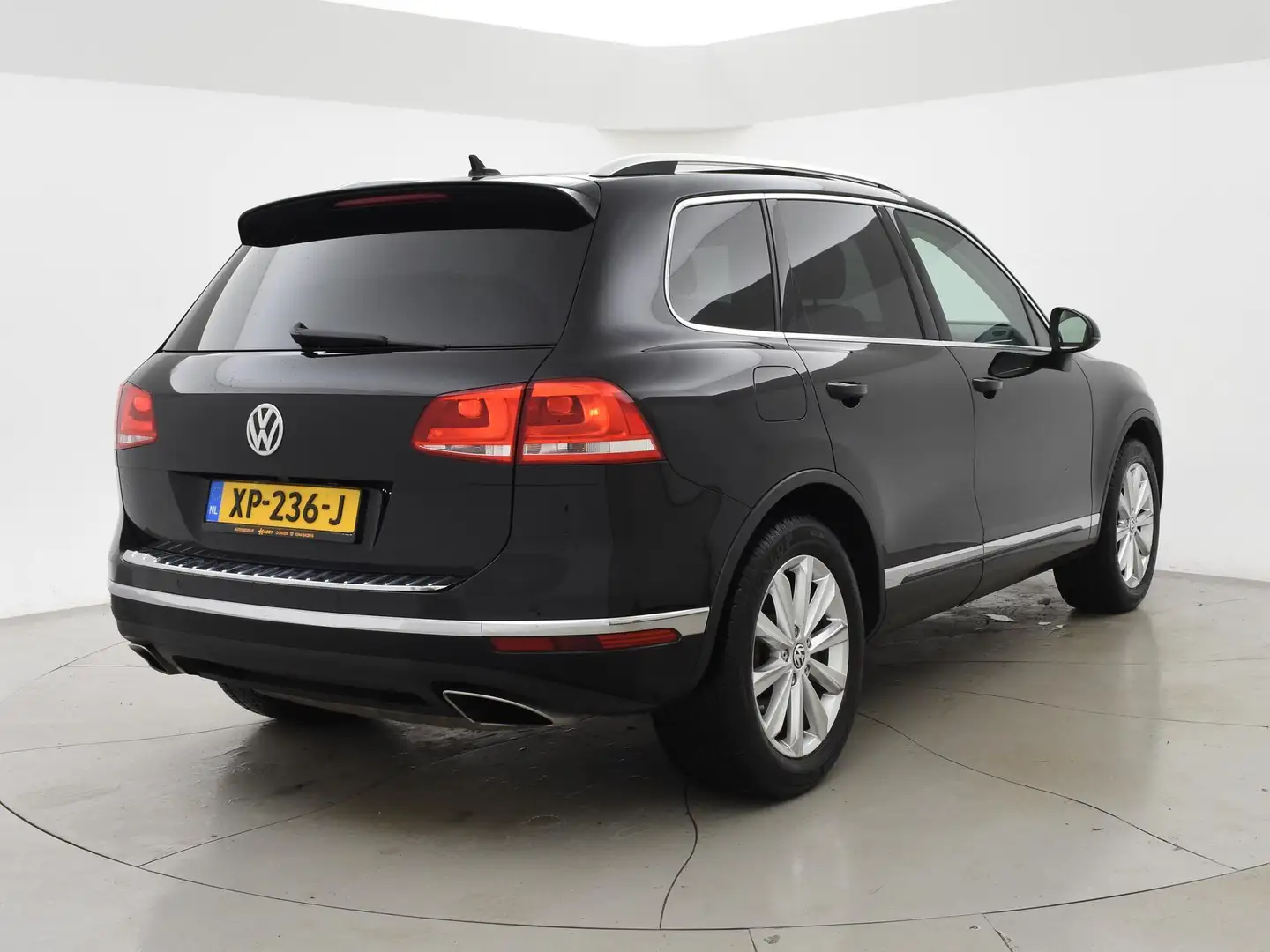 Volkswagen Touareg 3.0 TDI V6 262 PK HIGHLINE + LUCHTVERING | WEGKL. Zwart - 2