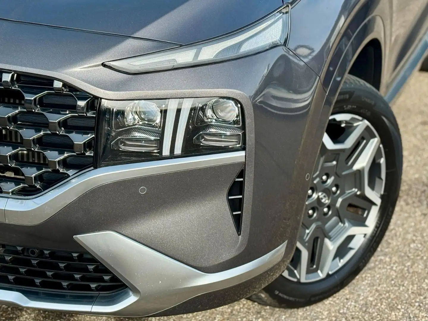 Hyundai SANTA FE 1.6 Plug-In Hybrid 4WD Signature PANO. Grau - 2