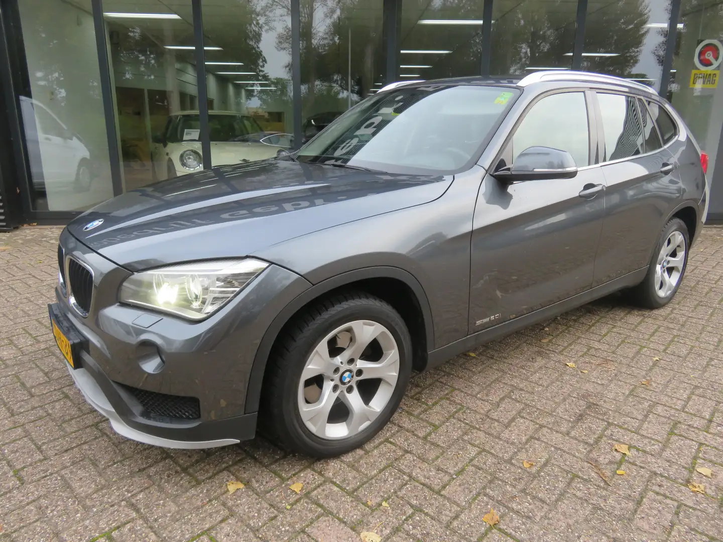 BMW X1 sDrive20i *Navi*Xenon*ECC*EXPORT/EX.BPM* Grijs - 2